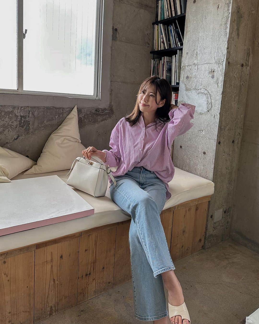 のインスタグラム：「ピンクストライプシャツはパールボタンなの✨  デニムに合わせただけの#シンプルコーデ で海にもピッタリだった🌊 シワにもなりにくい素材で嬉しい💓  今日は授業参観からの学年説明会からの懇談会🙄  みんな全然質問しないから みんな聞きたいだろうなーってことだけ質問しといた🙄  今日嬉しかったのは新しいクラスにティアラさんをみつけたこと☺️💓  解散が決まってから興味が湧いて好きになってくれたそう🥹  期限が決まってることが切ない🥲 話してて泣きそうだった🥲  tops @styledoor_official  bottoms @uniqlo_with  shose @randa_pic  bag @vis_jp   #カジュアルコーデ#きれいめカジュアル#シャツコーデ#海コーデ#休日コーデ #デニムコーデ#locari」