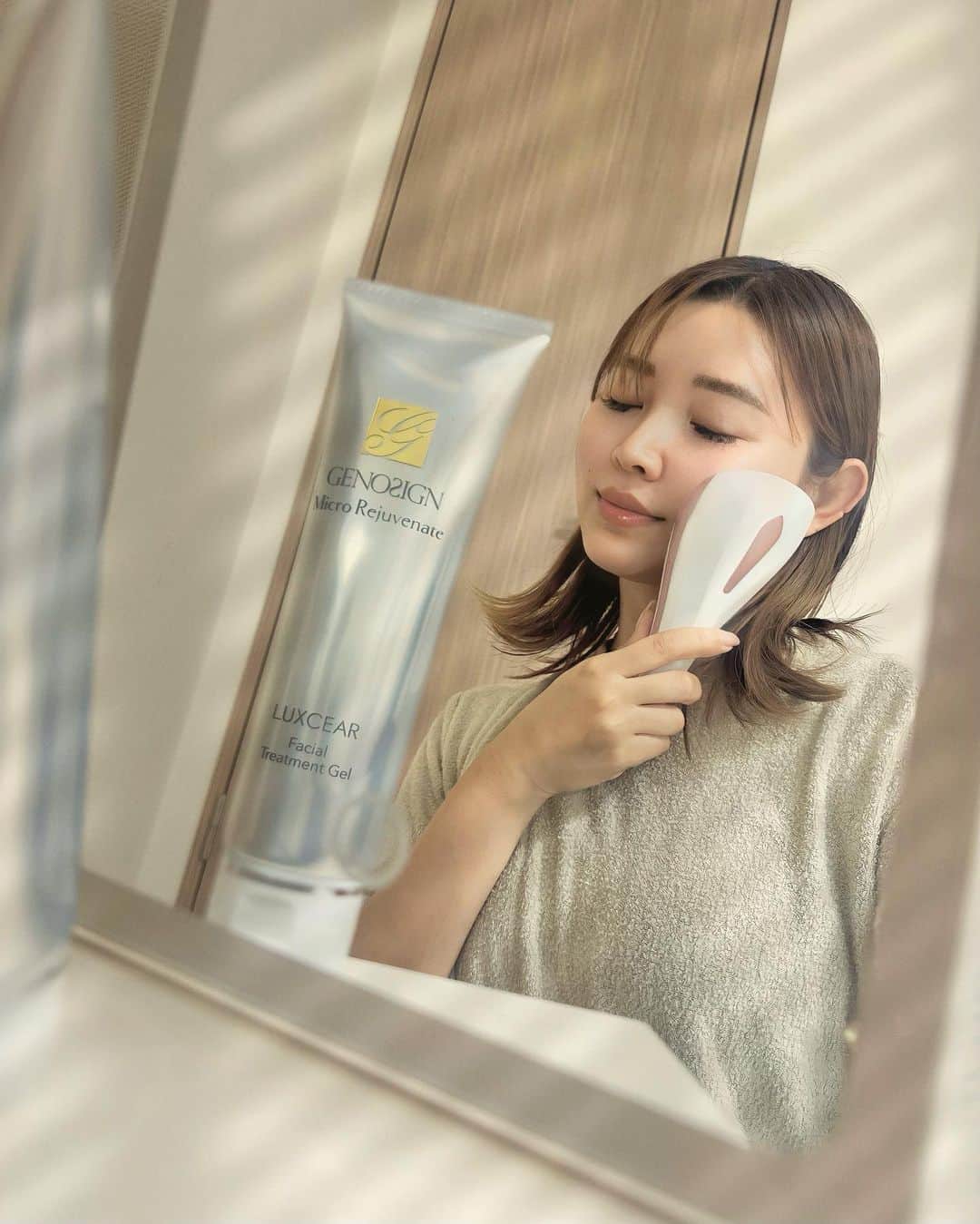 池田沙代のインスタグラム：「最近美顔器が気になってて☺️🫶  使ってみたら引き上がるし 美容成分の浸透率もあがるし とてもよかったんだー🤍🤍  ▫️ルクセア ヴィサージュS 🏷️ @luxcear  テレビに出て話題になった美顔器✨  ☑️リフトアップ ☑️ハリ ☑️導入  日本の特許技術で開発された 3種類のマイクロ高周波を 同時にお肌に届けることができるんです😳！  世界中の美容のプロの方々の間で 愛用している方も多いみたいです🤍  たった10分で完了するので 朝のメイク前にも☺️✨ 片側ずつやると引き上がるのがめっちゃわかるよ✨  小さいヘッドも付いているので 目元、口元、フェイスライン、眉間など、 集中ケアができます✨  ▫️ パワーの強い高周波で表情筋🆙❕ ▫️美容成分の浸透率を約14倍🆙❕ ▫️コラーゲン生産量を約4.5倍🆙❕ ▫️温熱効果❕ 超微細な周波を搭載し、 肌深部、血液やリンパの流れにも作用し、巡りを改善。  高周波の効果が認められている美顔器です☺️ レベル4まであって、私はレベル2か3でも かなり効きます✨  ☑️専用ジェルは美容成分たっぷり🤍 ノーベル化学賞のDNA・RNAがたっぷり配合。 ヒト幹細胞培養液、セラミド、ヒアルロン酸、レチノールなども配合のジェル✨  ビフォーアフターの変化がすぐにわかるから 続けられそうです☺️🧡  #sponsored #ルクセア #ルクセアヴィサージュS #luxcear #luxcearvisages #美顔器 #美容オタク #おうち美容 #スキンケア用品 #美顔器比較 #美顔器オタク」