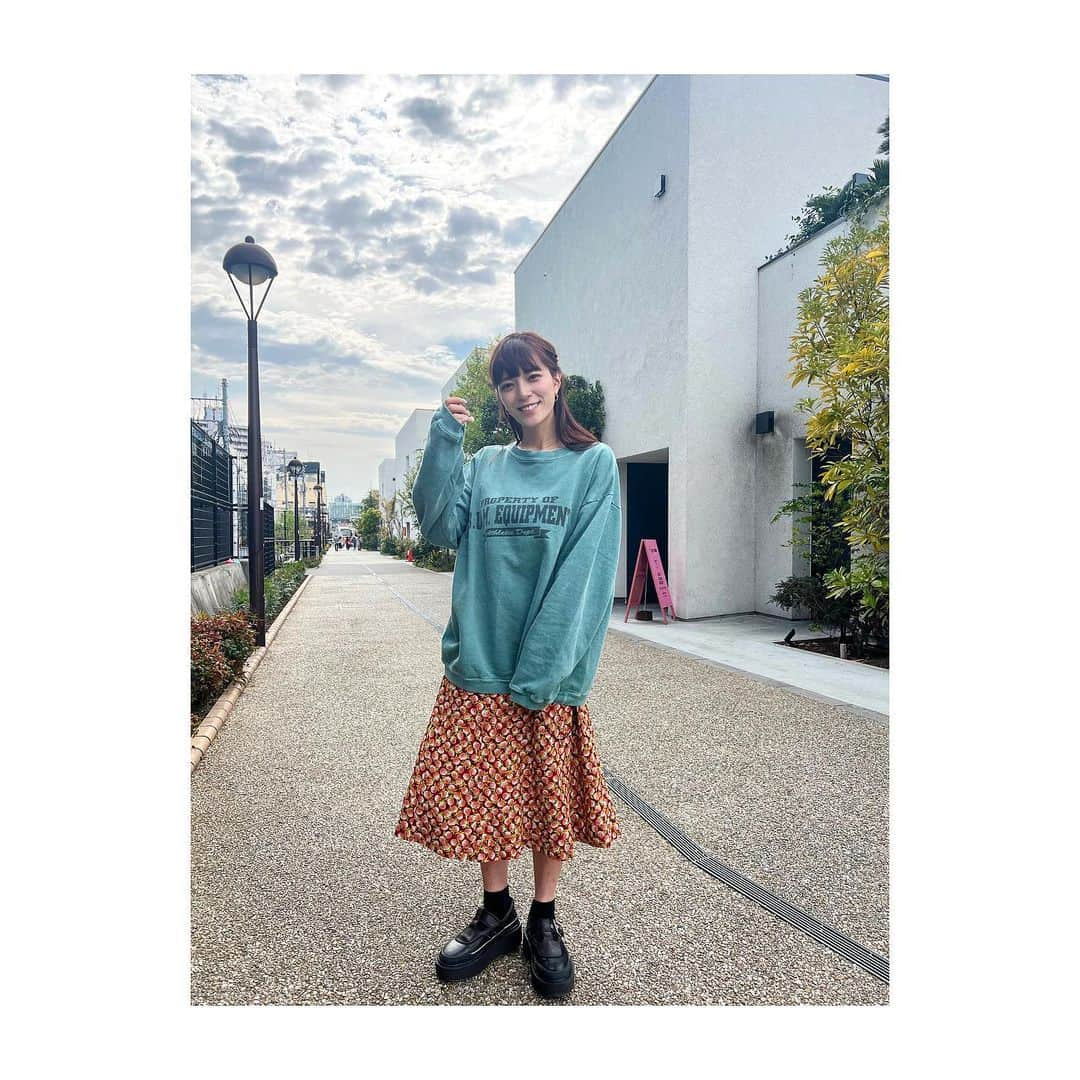 三谷紬さんのインスタグラム写真 - (三谷紬Instagram)「* topsは真壁さんが skirtは本間さんが選んで下さった 下北沢古着コーデ❤︎ 打ち合わせなしで選んだのにめちゃくちゃ可愛くて 気に入りました‼︎ #新日ちゃんぴおん！の#つむ散歩 で🚶‍♀️ 誕生日だから、とお二人が買ってくださったんです🥺 ありがとうございます😭😭 TVerにて見逃し配信しています！ ぜひみてください💗 * #新日本プロレス#njpw#newjapanprowrestling#new#japan#prowrestling#プロレス#下北沢#散歩#街ブラ#下北#下北沢古着屋#古着#古着コーデ#テレビ朝日#アナウンサー#三谷紬」4月18日 20時37分 - mitani_tsumugi