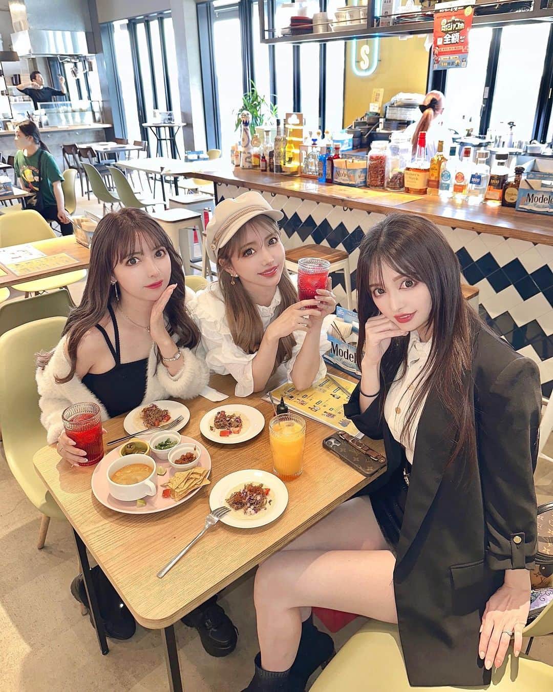 吉川ちえのインスタグラム：「【🇲🇽✨🇲🇽✨🇲🇽✨】 . この前みかちゃんと双子で立川の ✅ GALERA 立川に行ってきたよ😊✨ ガレーラフードマーケットには 色んなご飯屋さんが沢山入ってて 楽しかった😙💕 牡蠣食べたりメキシコ料理 食べたりして楽しかった😍❤️ 相変わらずみかちゃん爆美女でした🫶 . それぞれ3人マイペースだから ゆるりと過ごせる時間すき💕🤣笑 . #ガレーラ立川 #GALERA立川」