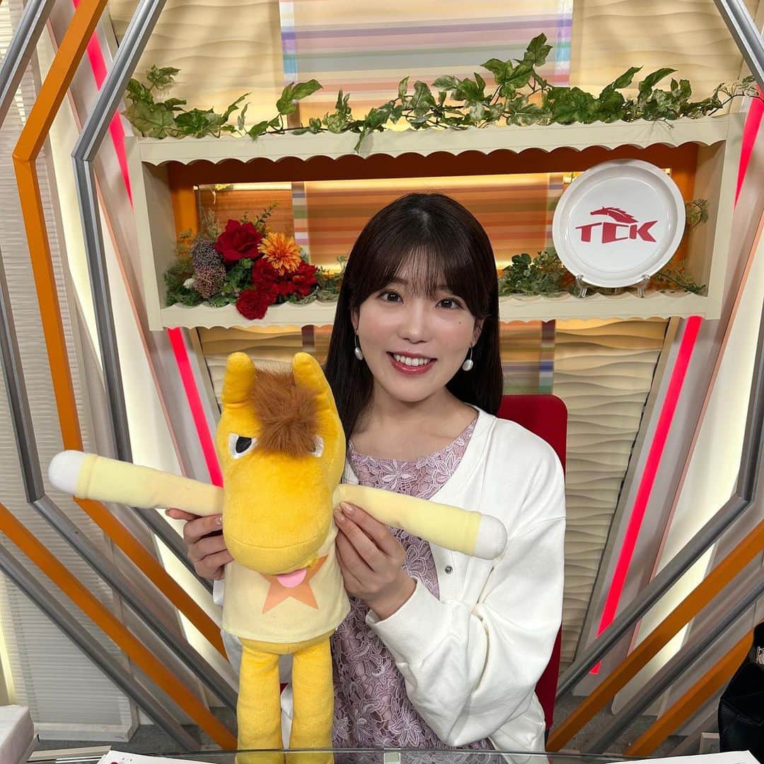 飯野詩帆のインスタグラム：「今日のうまたせくん🐴  横顔アップで撮ったら、解説者のような貫禄でした。  さて、明日は重賞「東京スプリント G3」💫 秋に行われる「東京盃」に並ぶ交流競争です！  私は久しぶりの場内リポートです！ 楽しみ〜🥺  スカパー　14:00〜 TOKYO MX、mキャス  15:20〜  #大井競馬 #大井競馬場  #tck #tokyocitykeiba  #生中継 #アナウンサー」