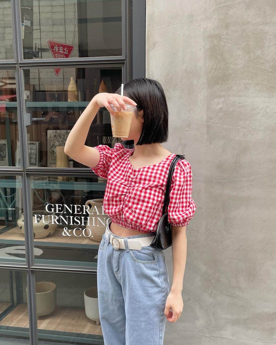 fruncoのインスタグラム：「@frunco.official ◀︎他のアイテムはこちらから💖 ㅤㅤㅤㅤㅤㅤㅤㅤㅤㅤㅤㅤㅤㅤㅤㅤㅤㅤㅤㅤㅤㅤㅤㅤㅤㅤ  フロントのギャザーがトレンド感のある夏にピッタリなブラウス♡  袖部分やウエスト部分がキュッと絞られたデザインでスタイルアップが叶う1枚です🎀✨️  深すぎないvネックは顔周りがスッキリと見えて女性らしい雰囲気を出してくれます！ ㅤㅤㅤㅤㅤㅤㅤㅤㅤㅤㅤㅤㅤ ㅤㅤㅤㅤㅤㅤㅤㅤㅤㅤㅤㅤㅤ  🏷 GINGHAM CHECK PUFF SLEEVE BLOUSE RED / BLUE / BLACK  ￥2,999 ㅤㅤㅤㅤㅤㅤㅤㅤㅤㅤㅤㅤㅤ ㅤㅤㅤㅤㅤㅤㅤㅤㅤㅤㅤㅤㅤ ㅤㅤㅤㅤㅤㅤㅤㅤㅤㅤㅤㅤㅤㅤㅤㅤㅤㅤㅤㅤㅤㅤㅤㅤㅤㅤ- - - - - - - - - - - - - - - - -  ㅤㅤㅤㅤㅤㅤㅤㅤㅤㅤㅤㅤㅤ アイテムの詳細は商品タグ、または @frunco.official トップのURLよりご覧いただけます！✨️ ㅤㅤㅤㅤㅤㅤㅤㅤㅤㅤㅤㅤㅤ official store 税込¥3,000以上お買い上げで送料が¥220に🌱 さらに！税込¥8,000以上お買い上げで送料無料 📦 ̖́- ㅤㅤㅤㅤㅤㅤㅤㅤㅤㅤㅤㅤㅤ - - - - - - - - - - - - - - - - -  #frunco #frunco_snap  #新作  #zozotown  #zozotownで購入  #zozotownおすすめブランド  #zozotown購入品  #大学生コーデ  #大学  #韓国ファッション  #韓国コーデ  #デートコーデ #ブラウスコーデ  #パフスリーブブラウス #パフスリーブ #ブラウス #ギンガムチェック」