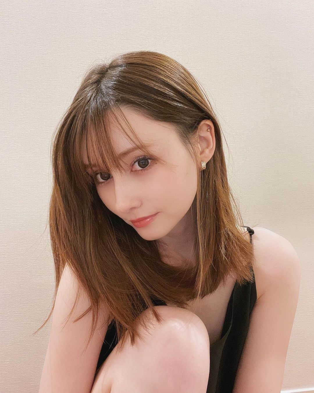 ダレノガレ明美さんのインスタグラム写真 - (ダレノガレ明美Instagram)「ロングからセミロングへ🌼 20cmほど切りました〜！！ 春らしい髪型に！ 子供ぽくなりすぎないように バランスみて野口さんに切ってもらいました！ お気に入りです！ まだ、アレンジに慣れてないので ヘアーメイクさんとゆっくり探していきます！ 野口さんいつもありがとうございます☺️ @roi_salon」4月18日 20時52分 - darenogare.akemi