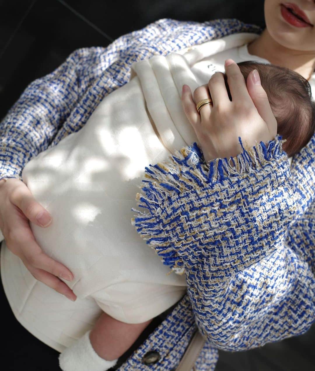 西川瑞希（みずきてぃ）さんのインスタグラム写真 - (西川瑞希（みずきてぃ）Instagram)「//ままコーデ//🤱  baby carrier @artipoppe bag @polene_paris outer @akte_official  抱っこ紐はデザインがとってーも洒落ていて、これならファッションも楽しめそう！と妊娠中から購入していたもの。  身体も少し大きくなって、首も安定してきてから、すっぽりおさまってくれるようになったのでこちらの登場率もたかめです👶  バッグは新しく迎え入れたもの👜POLENEバッグ。デザインもいいけど、生地、素材もしっかりしていて使いやすいんです◎  いつもお仕事、お出かけの日はちびバッグ＋大きめマザーズバッグの２つ持ち！もしくはマザーズバッグに私の荷物をサブバッグか巾着にいれてます！  #babycarrier #springfashion #code #artipoppe #akte #mizukifamily_ #0歳 #男の子ベビー #男の子ママ #ママコーデ #春コーデ #アーティポッペ」4月18日 20時52分 - mizuki_nishikawa_