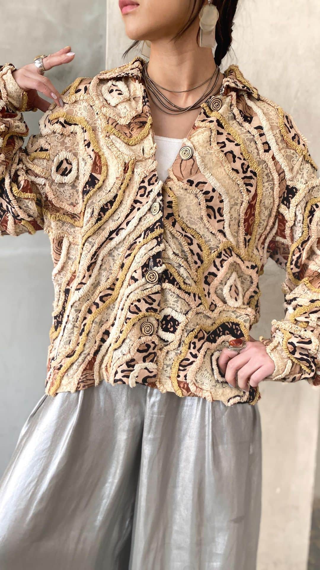 Chief used&vintageのインスタグラム：「“1990s Lace×Leopard Jacket” Online Store in Stock  オンラインストア掲載中 在庫１点のみ  もこもこのパイル生地、レース、レオパード。 様々なディテールがたっぷり詰まった 1点ものならではのユニークなデザインジャケット。  凹凸のあるテキスタイルが コーディネイトに奥行きを与えてくれ、 春らしいプレイフルな着こなしが叶います。 レース部分はやや透け感があり、 春先にぴったりな軽やかな着心地です。  詳細はタグ付けより オンラインストア商品ページにお進みくださいませ。  ※ 直近のオンラインストアご注文分の発送日は以下の通りとなります。 ・4/19日(水)23:59までのご注文分 →4/20までに発送 ・4/20(木)深夜０時以降のご注文分 →4/25(火)より順次発送  オンラインストアをご利用予定の方は お早めにご注文いただけますと お待たせせずに発送が可能です。 大変ご不便をおかけいたしますが 何卒よろしくお願いいたします。　  ———————————  #ヴィンテージ #ヴィンテージファッション  #古着 #古着コーデ #春コーデ #個性的ファッション #ジャケットコーデ #レース」