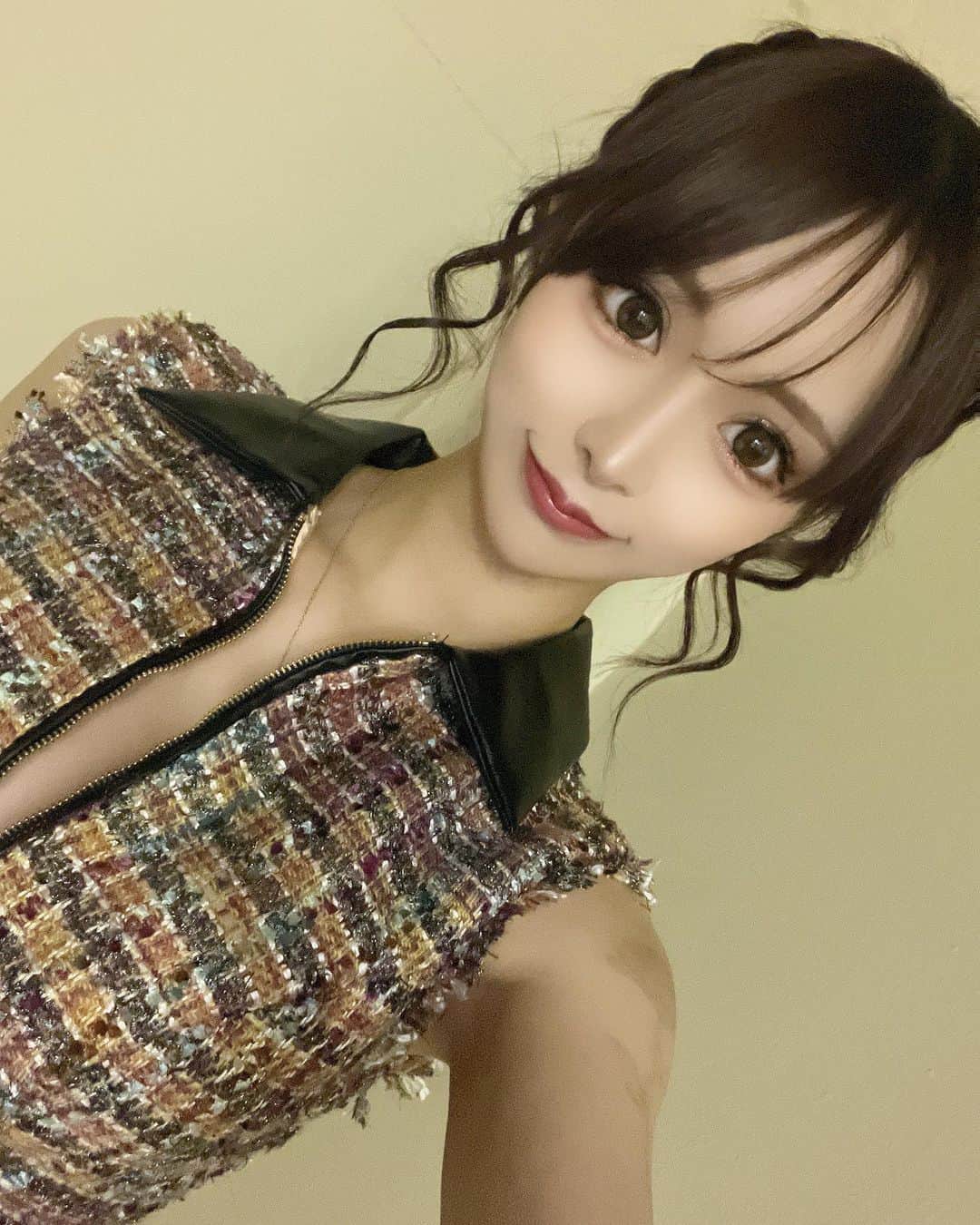 黒宮ちはやのインスタグラム：「暗髪🫶多分すぐ色落ちするw 盛れたからフィード投稿もしちゃーう✨   #黒宮ちはや #小悪魔ageha #モデル #キャバクラ #キャバ嬢 #ホステス #ラウンジ #水商売 #お酒 #歌舞伎町 #新宿 #六本木 #銀座 #北新地 #ミナミ #渋谷 #すすきの #シャンパン #華灯 #ディアレスト」