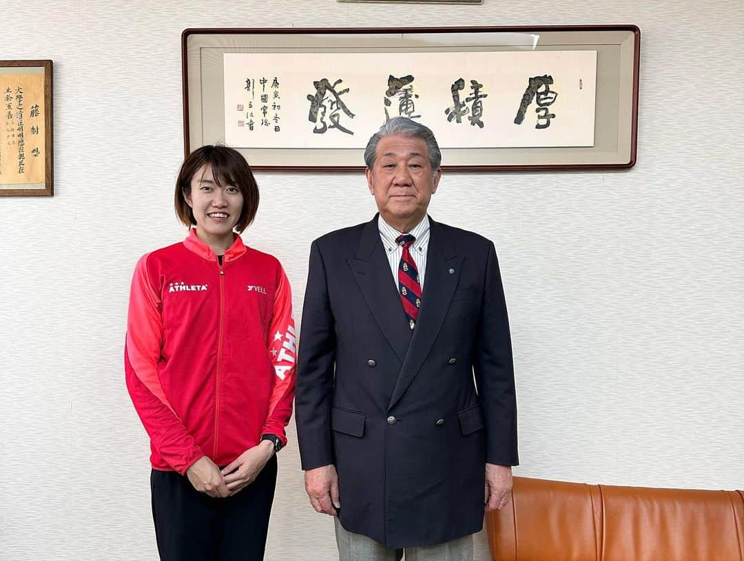 我孫子智美さんのインスタグラム写真 - (我孫子智美Instagram)「2023.04.17  びわこ学院大学の前期の陸上競技の授業を、非常勤講師として担当することとなりました。  学生さんに教えるのは初めてなので新たなチャレンジとなるわけですが、坂先生も一緒なので、たくさん学びたいと思います🙋‍♀️  びわこ学院大学の学長である沖田先生にもお会いできました！ 同志社ユニオンで、学生の頃からお世話になりっぱなしですので、 少しでもお役に立てますよう頑張ります！ それにしても、同志社外のところでもお会いできるなんて、ご縁を感じます☺️  学生のみんなとも仲良くなれそうです🤝✨  #新たな挑戦  #びわこ学院大学  #エール  #陸上」4月18日 20時48分 - tomomomiabiko