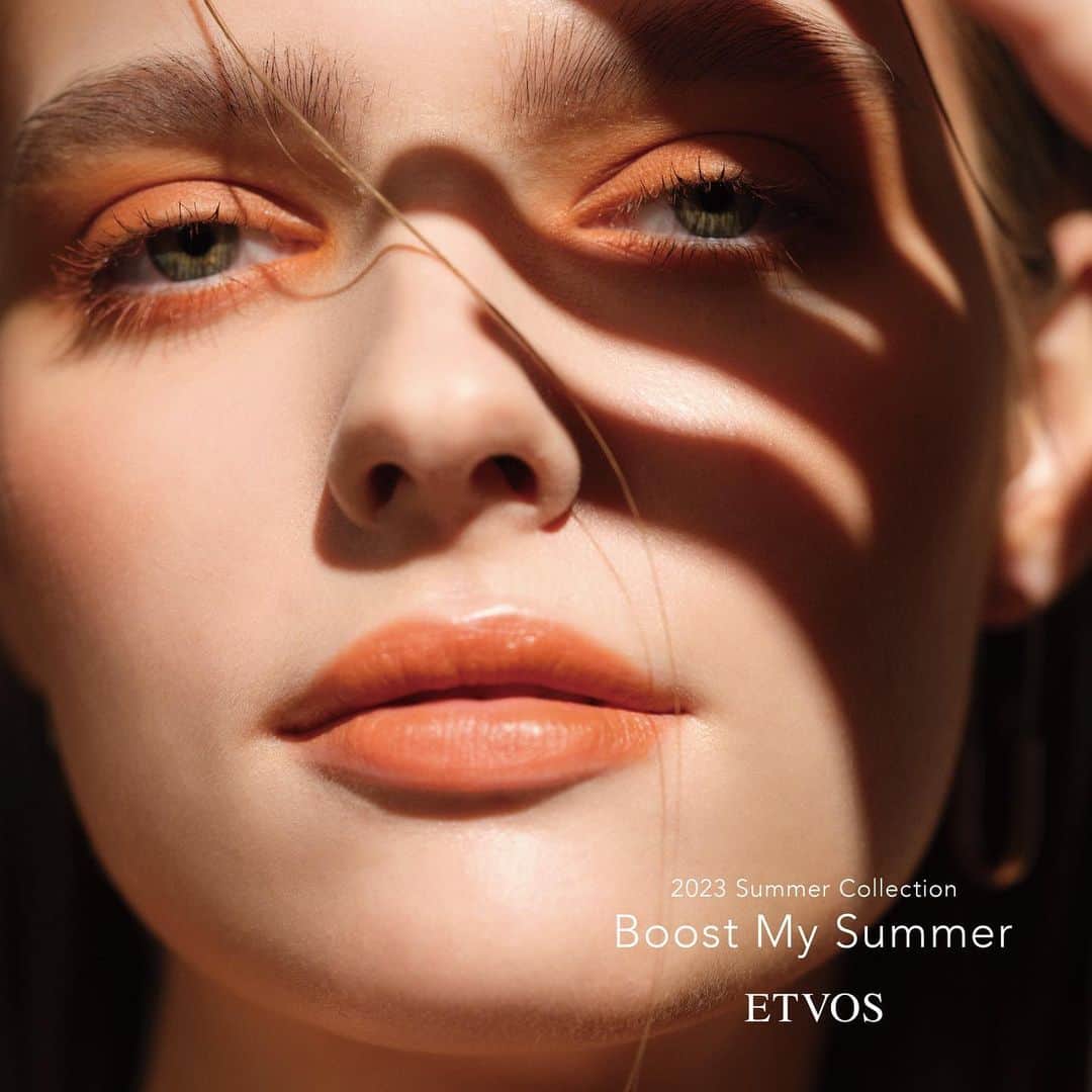 ETVOS　のインスタグラム：「🌞4/19（水）予約受付開始🌞 ETVOS 2023 summer collection "Boost My Summer"  オレンジの血色で、ヘルシーな輝きを。 ブラウンの陰影で、センシュアルな横顔に。  高揚感と洗練を纏った大人のサマーメイクが、 夏空の下であなたの魅力をブーストさせます。  日差しのようにポジティブなニュアンスが、 自分の周囲にまで伝わるピースフルな波動となるように。  最高の夏のはじまりを表情に予感させる、 エトヴォス 2023 夏コレクションをお届けします。  🧡 4/19（水）ETVOS公式オンラインストア、 ETVOS STORE(直営店舗)にてご予約受付開始 5月2日（火）全国発売 🤎  ------------------------------ #etvos #エトヴォス #石けんオフメイク #敏感肌 #ミネラルコスメ ------------------------------   #新作 #新発売 #新作コスメ #ナチュラルコスメ #敏感肌コスメ #美容好き #おすすめコスメ #お気に入りコスメ #石けんオフコスメ #石鹸落ちコスメ #天然由来成分 #国産コスメ #夏コスメ  #夏メイク #アイメイク #チーク #オレンジメイク #ブラウンメイク #サマーコレクション」