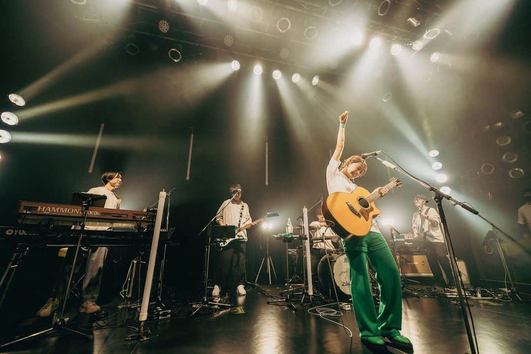 足立佳奈のインスタグラム：「今年8月30日に６周年のLIVEします❤︎  ツアーが終わって、 まだ心がポカポカしてる中で、 もう次があるのは凄く嬉しい❤️‍🔥  チケット、 ファンクラブ先行始まってます！ 今回ファンクラブ限定でチケット２つあります！  直接特典お渡し券付きのチケット、 そして通常のチケット🎫  あなたの好きな方を選んでねっ！ それにしても、 終演後に会えるだなんて、 いつぶりだろう。わくわくです。🫶」
