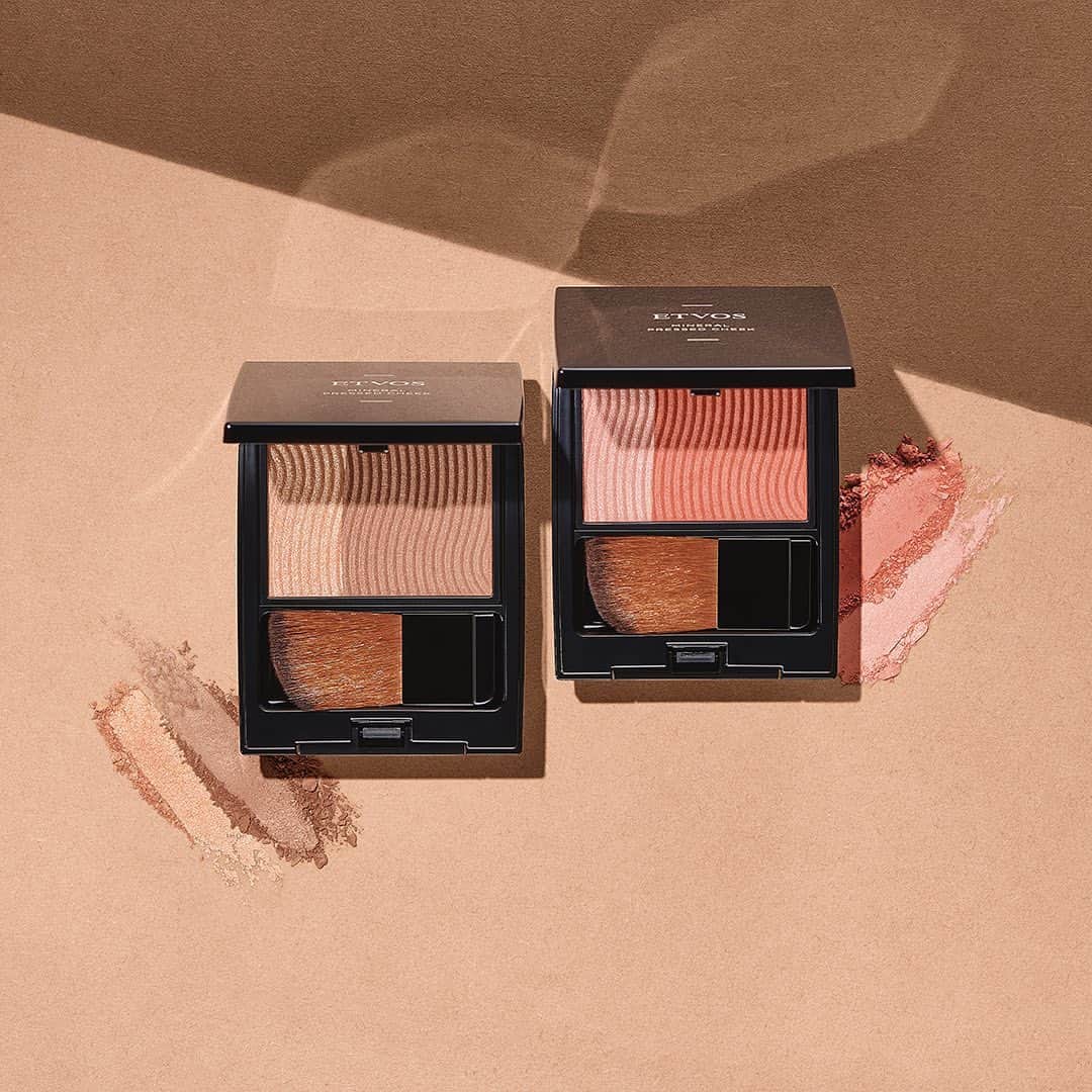 ETVOS　のインスタグラム：「🌞4/19（水）予約受付開始🌞 ETVOS 2023 summer collection "Boost My Summer"  濃淡２色セットの「ミネラルプレストチーク」からは、夏の太陽に映える限定色「マリブオレンジ」と「カルーアブロンズ」が登場。 パール感でツヤを与えるハイライトカラーと発色の良いメインカラーの組み合わせで、立体感を引き出します。 頬など顔の高い部位は紫外線があたりやすく日焼けしやすいからこそ、SPF20・PA++なのも嬉しいポイント。  🧡マリブオレンジ 夏の夕日を頬に映した、ヘルシーなサンセットオレンジ。 明るい血色感で彩るメインカラーと、ツヤと透明感を引き出すハイライトカラーの組み合わせで、ポジティブな夏が似合う表情へ。 🤎カルーアブロンズ ごく自然な陰色で、立体感を描くブロンズブラウン。 見た目よりシアーに発色するメインカラーは、クールでありながら柔らかな印象も。日差しを差し込むようなハイライトカラーで、透明感を大胆に演出して。  どちらの色が気になるか、ぜひコメントで教えてください👀  ------------------------------ #etvos #エトヴォス #石けんオフメイク #敏感肌 #ミネラルコスメ ------------------------------   #新作 #新発売 #新作コスメ #ナチュラルコスメ #敏感肌コスメ #美容好き #おすすめコスメ #お気に入りコスメ #石けんオフコスメ #石鹸落ちコスメ #天然由来成分 #国産コスメ #夏コスメ  #夏メイク #シェーディング #ハイライト #チーク #オレンジメイク #ブラウンメイク #サマーコレクション」