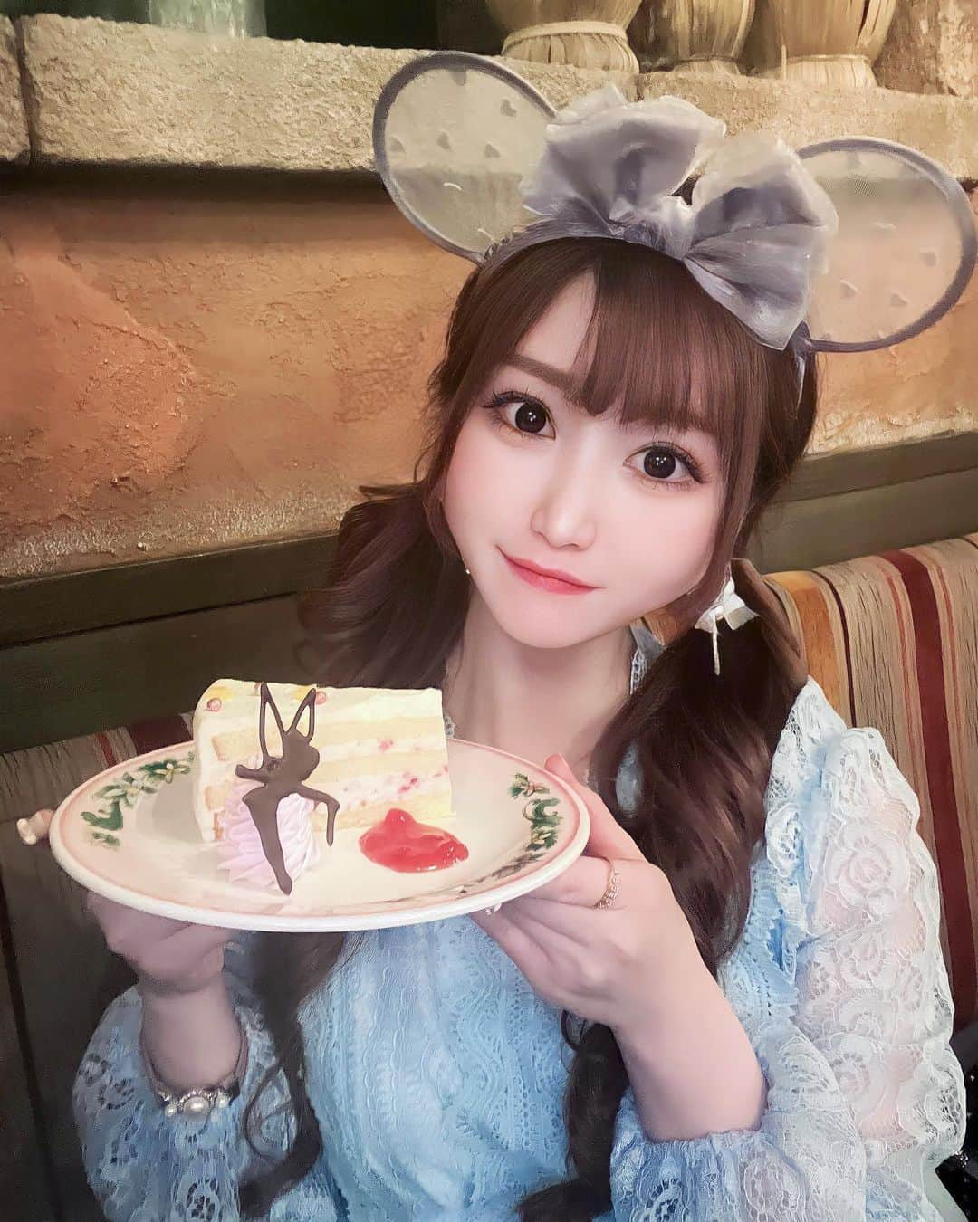 あいにゃんさんのインスタグラム写真 - (あいにゃんInstagram)「ディズニー40周年のケーキ可愛すぎた🧚‍♀️💫  ︎︎ ︎︎︎ ︎︎︎ ︎ いっぱい歩いたり、もともと肩と腰のコリが酷いのでこころ整体院に行ってきたよ⸜( ˶'ᵕ'˶ )⸝  ここはトリガーポイントてゆう体の不調の原因になる筋肉のしこりを押してほぐしてくれるのと、歪みを治してくれるので終わったあとめっちゃ軽くなって感動した🪄✨  3枚目にわたしの骨の音聞こえるから聞いてみてwww  PR @givers_cocoro #ボキボキ整体 #腰痛改善 #肩こり改善 #美容整体 #サブスク整体 #姿勢分析 #こころ整体院 #渋谷整体」4月18日 21時01分 - ainyan0310