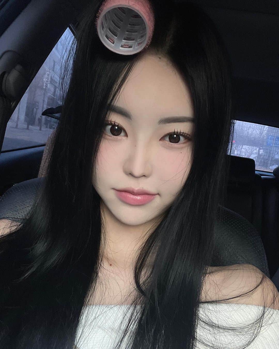キム・ダビンのインスタグラム：「헤어롤 무슨 악세사리마냥 자연스럽네 🤢..  요즘 뭔가 예전처럼 맘에 쏙 드는 메컵이 안되길래 뭐가 문제지..싶어 화장품도 바꿔봤다가 깨달았다⋯  눈썹 문신 리터치 할 때가 지났는데 미루고 미뤘던ㅎ  지난 수많은 반영구 시술 기억들을 더듬어 다시 방문하고온 @sh_labelle ✨  협찬 받구 실패하면 추천 드리기도 애매할 듯 해서 이번엔 제가 예약해서 다녀왔구요,, 예나 지금이나 대만족 🥹 브로우 쉐이퍼만 슥슥 하고 다니는데 넘 편하다!  여름 오기 전에 리터치 또 받으러 갈 예정인데 눈썹은 특히 진짜 꼼꼼하게 알아보고 가는 편이라 너무 만족스러워서 추천드려봐요 *.*♥」
