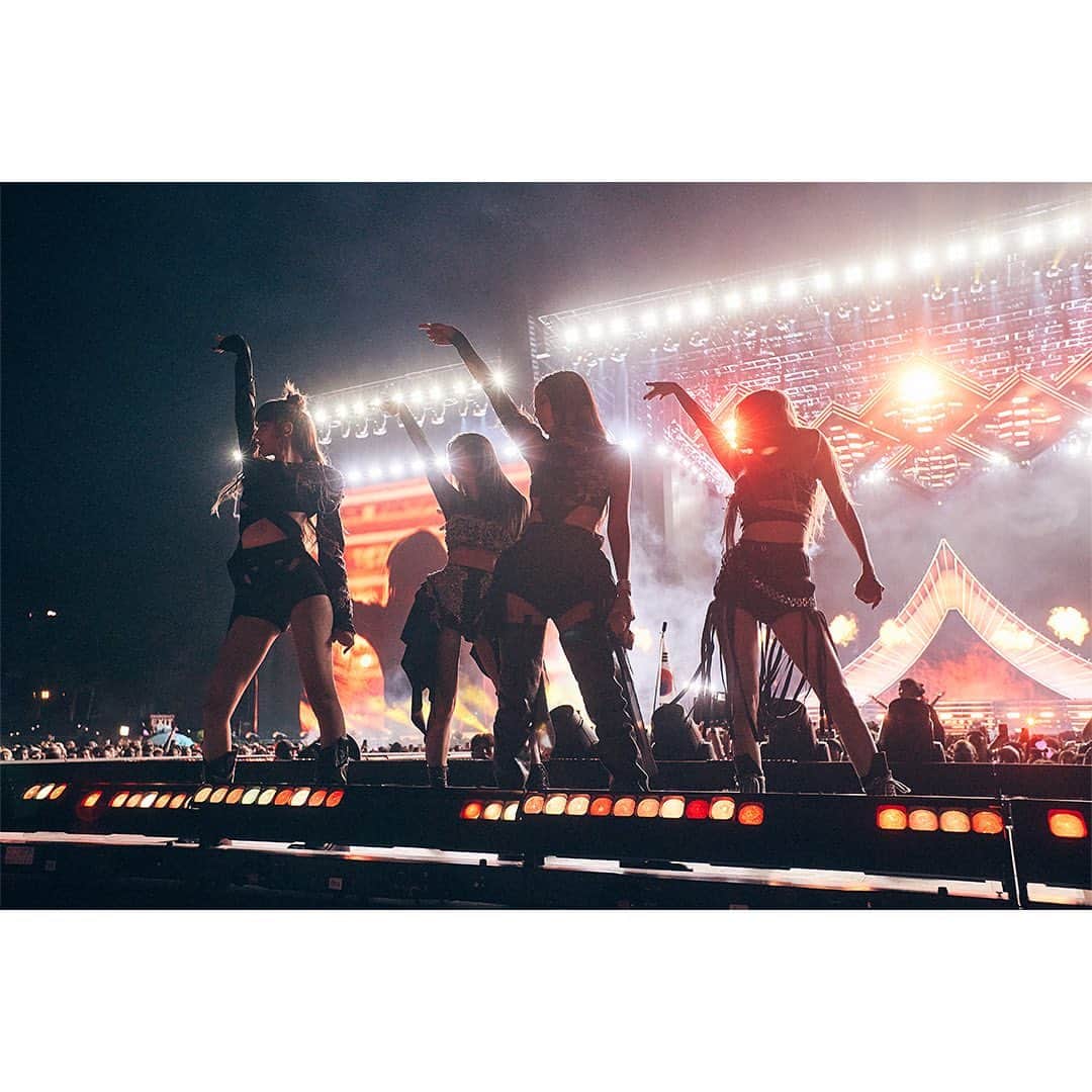 BLACKPINKさんのインスタグラム写真 - (BLACKPINKInstagram)「So good to be back in the desert🏝️ It was such a great honor to perform as a headliner for @coachella 🎆  Thank you guys for encouraging us so much! See you soon in the week 2💖  #BLACKPINK #블랙핑크 #COACHELLA #HEADLINER #WEEK1 #YG」4月18日 21時00分 - blackpinkofficial