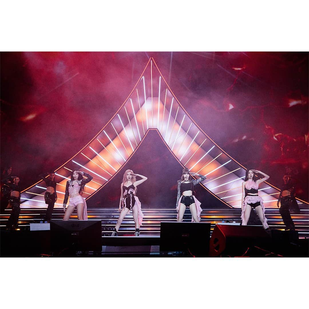 BLACKPINKさんのインスタグラム写真 - (BLACKPINKInstagram)「So good to be back in the desert🏝️ It was such a great honor to perform as a headliner for @coachella 🎆  Thank you guys for encouraging us so much! See you soon in the week 2💖  #BLACKPINK #블랙핑크 #COACHELLA #HEADLINER #WEEK1 #YG」4月18日 21時00分 - blackpinkofficial