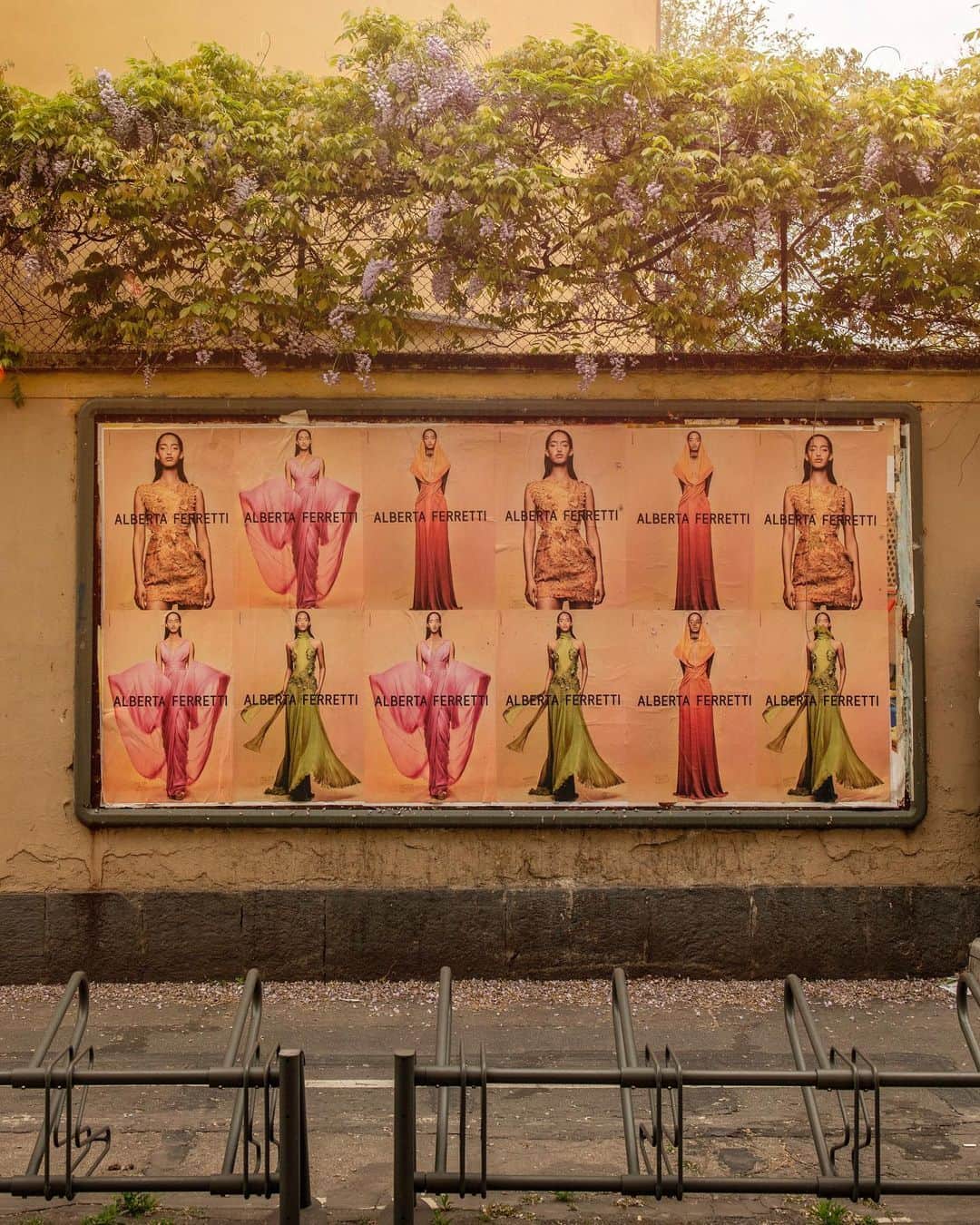 アルベルタフェレッティさんのインスタグラム写真 - (アルベルタフェレッティInstagram)「Alberta Ferretti Spring Summer 2023 advertising campaign spotted around Milan during the Design Week.  #MilanDesignWeek  #AlbertaFerretti #SS23」4月18日 21時01分 - albertaferretti
