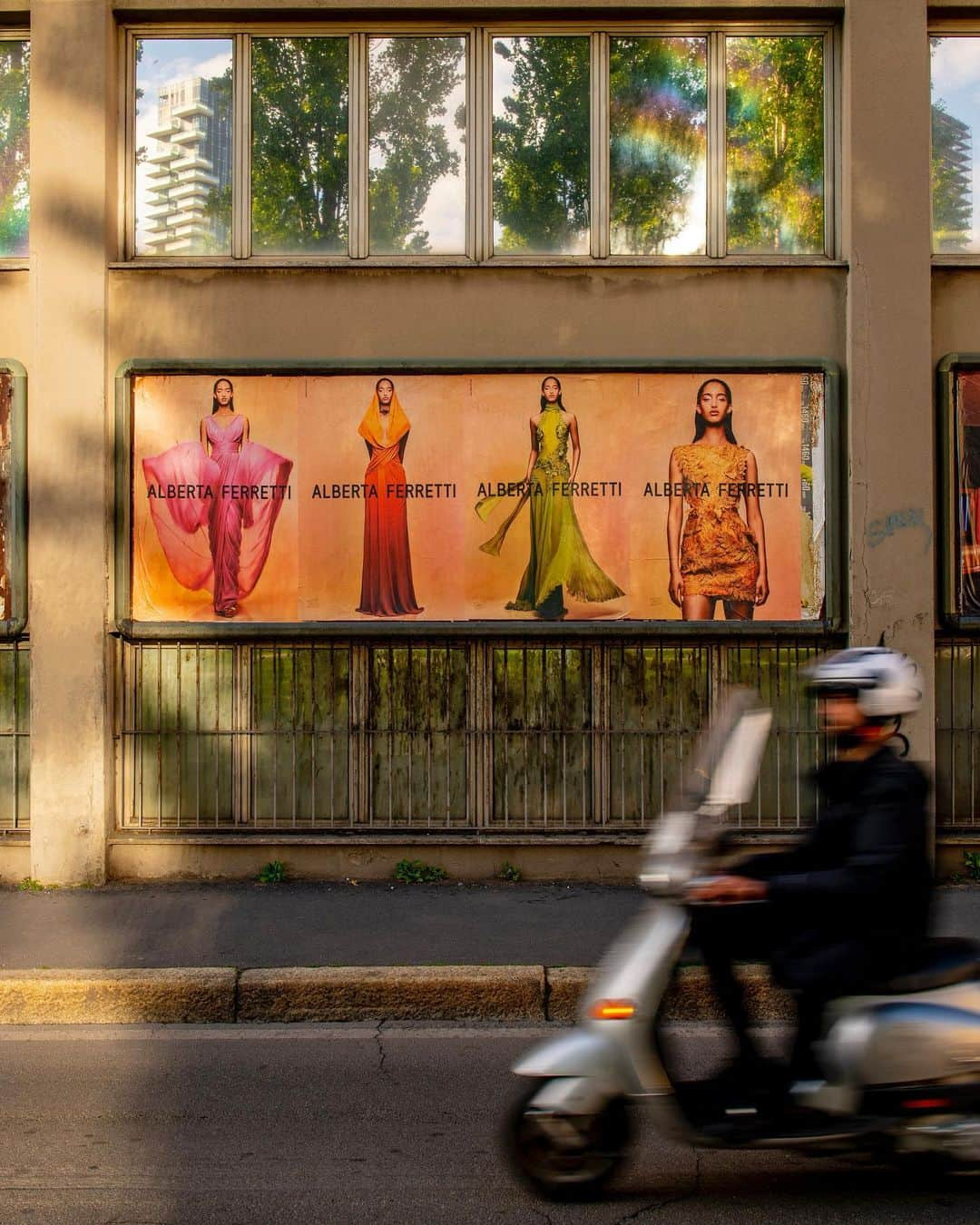 アルベルタフェレッティさんのインスタグラム写真 - (アルベルタフェレッティInstagram)「Alberta Ferretti Spring Summer 2023 advertising campaign spotted around Milan during the Design Week.  #MilanDesignWeek  #AlbertaFerretti #SS23」4月18日 21時01分 - albertaferretti