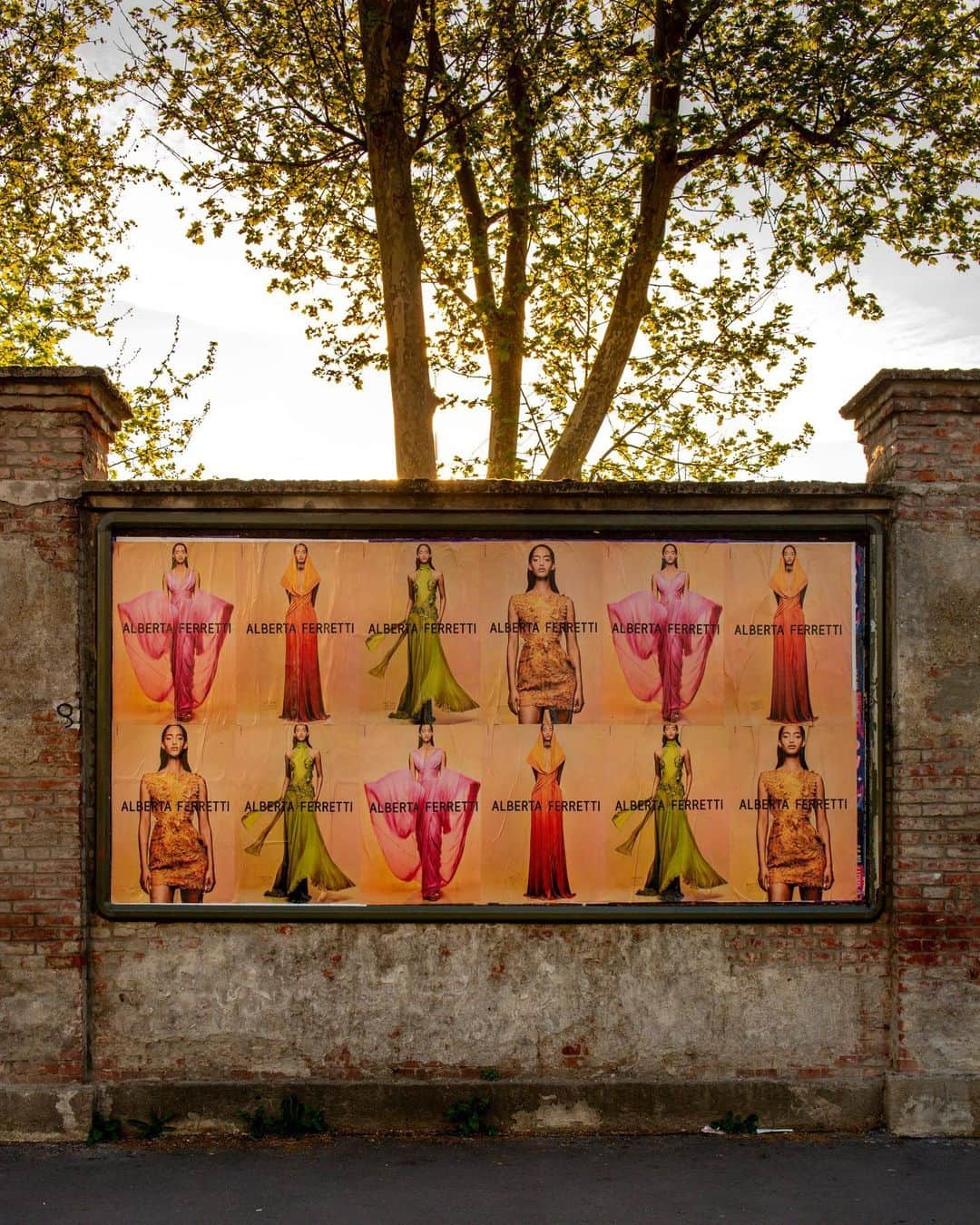 アルベルタフェレッティさんのインスタグラム写真 - (アルベルタフェレッティInstagram)「Alberta Ferretti Spring Summer 2023 advertising campaign spotted around Milan during the Design Week.  #MilanDesignWeek  #AlbertaFerretti #SS23」4月18日 21時01分 - albertaferretti