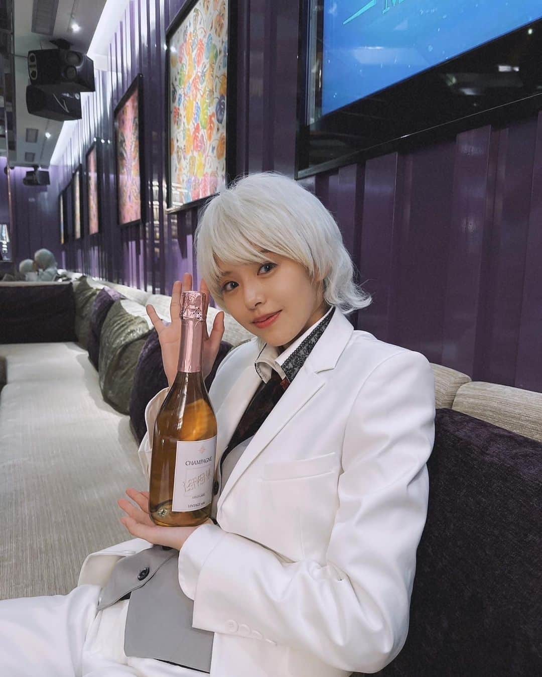鈴木ゆうかのインスタグラム：「.  #ホスト相続しちゃいました ついに今夜23時から放送スタートです🥂  ルイ推ししてね🕴🏻」