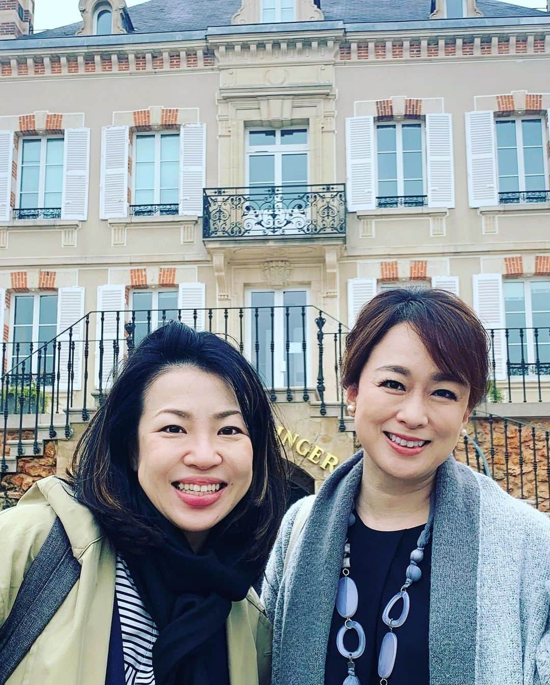 やすみりえさんのインスタグラム写真 - (やすみりえInstagram)「一番最初に訪れた蔵元はボランジェ🍾  まずはメゾンの正面で、ワインのプロフェッショナル#松木リエ　ちゃんとお写真を…😊ダブルRieです！  ボランジェでは職人さんのお仕事を間近で見せて頂き嬉しかったです。  こちらでお一人しかいないルミアージュ職人さんとも記念に一枚撮らせて頂きました✨一日に約5万本ほどをお一人で手作業なさるそうです。  樽職人さんもたいへん貴重な存在とのことでした。  #川柳#ことばの力#ことのは#575 #bollinger #champagne #@riem1031 #フランス#シャンパーニュ #france#フランスの旅 #ordredescoteauxdechampagne」4月18日 20時53分 - rie575kotonoha