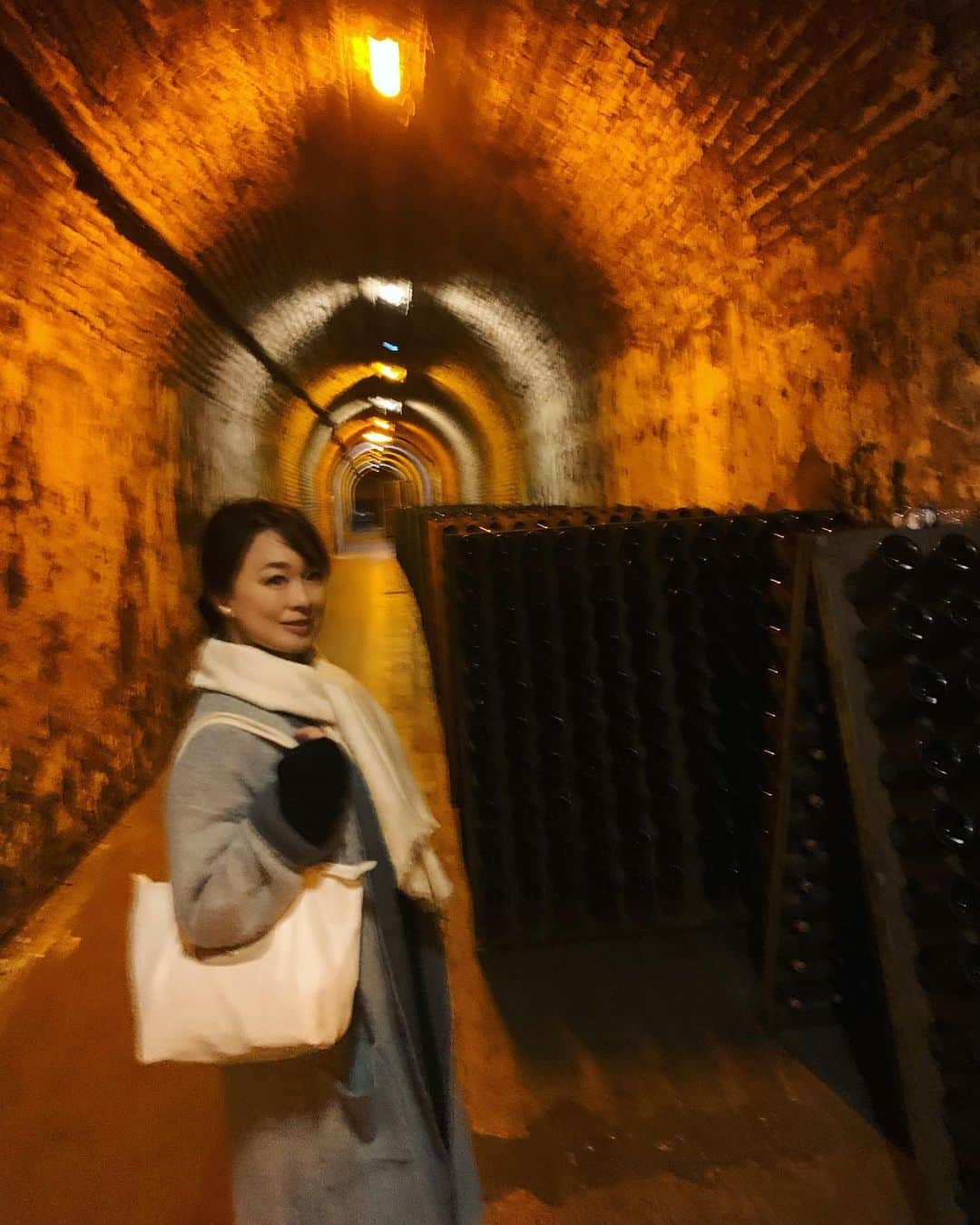 やすみりえさんのインスタグラム写真 - (やすみりえInstagram)「一番最初に訪れた蔵元はボランジェ🍾  まずはメゾンの正面で、ワインのプロフェッショナル#松木リエ　ちゃんとお写真を…😊ダブルRieです！  ボランジェでは職人さんのお仕事を間近で見せて頂き嬉しかったです。  こちらでお一人しかいないルミアージュ職人さんとも記念に一枚撮らせて頂きました✨一日に約5万本ほどをお一人で手作業なさるそうです。  樽職人さんもたいへん貴重な存在とのことでした。  #川柳#ことばの力#ことのは#575 #bollinger #champagne #@riem1031 #フランス#シャンパーニュ #france#フランスの旅 #ordredescoteauxdechampagne」4月18日 20時53分 - rie575kotonoha
