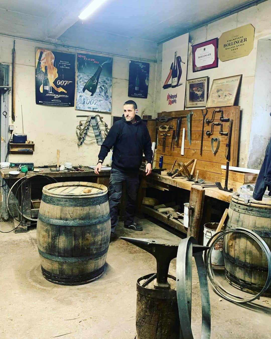 やすみりえさんのインスタグラム写真 - (やすみりえInstagram)「一番最初に訪れた蔵元はボランジェ🍾  まずはメゾンの正面で、ワインのプロフェッショナル#松木リエ　ちゃんとお写真を…😊ダブルRieです！  ボランジェでは職人さんのお仕事を間近で見せて頂き嬉しかったです。  こちらでお一人しかいないルミアージュ職人さんとも記念に一枚撮らせて頂きました✨一日に約5万本ほどをお一人で手作業なさるそうです。  樽職人さんもたいへん貴重な存在とのことでした。  #川柳#ことばの力#ことのは#575 #bollinger #champagne #@riem1031 #フランス#シャンパーニュ #france#フランスの旅 #ordredescoteauxdechampagne」4月18日 20時53分 - rie575kotonoha