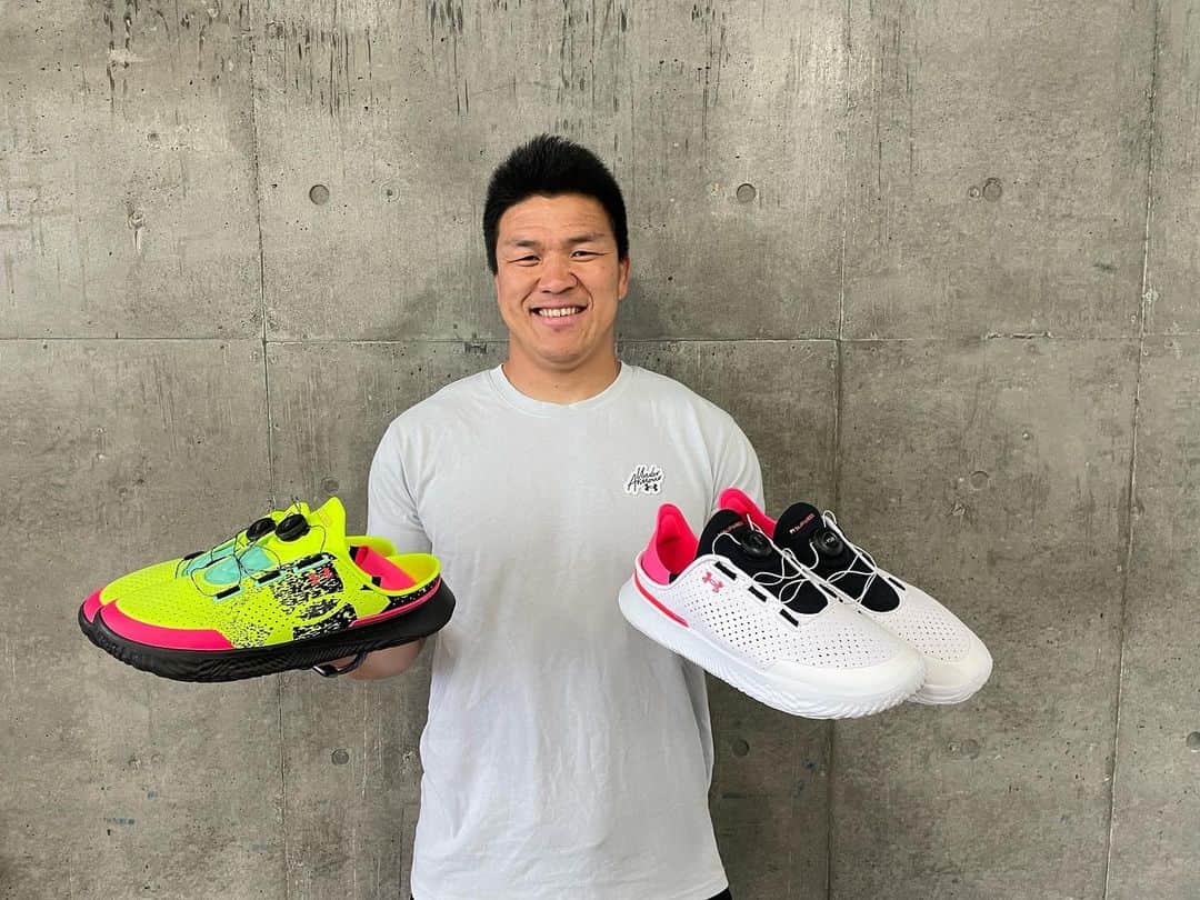 立川理道のインスタグラム：「UAスリップスピード サンダルにもなりトレーニングシューズにもなる！ダイヤルを絞めるとしっかりホールド感もあり、緩めるとリラックスできる、これからの時期にぴったりのシューズ！！  パフォーマンスを追求したバーサタイルシューズ オンでもオフでも #バーサタイルシューズ #アンダーアーマー」