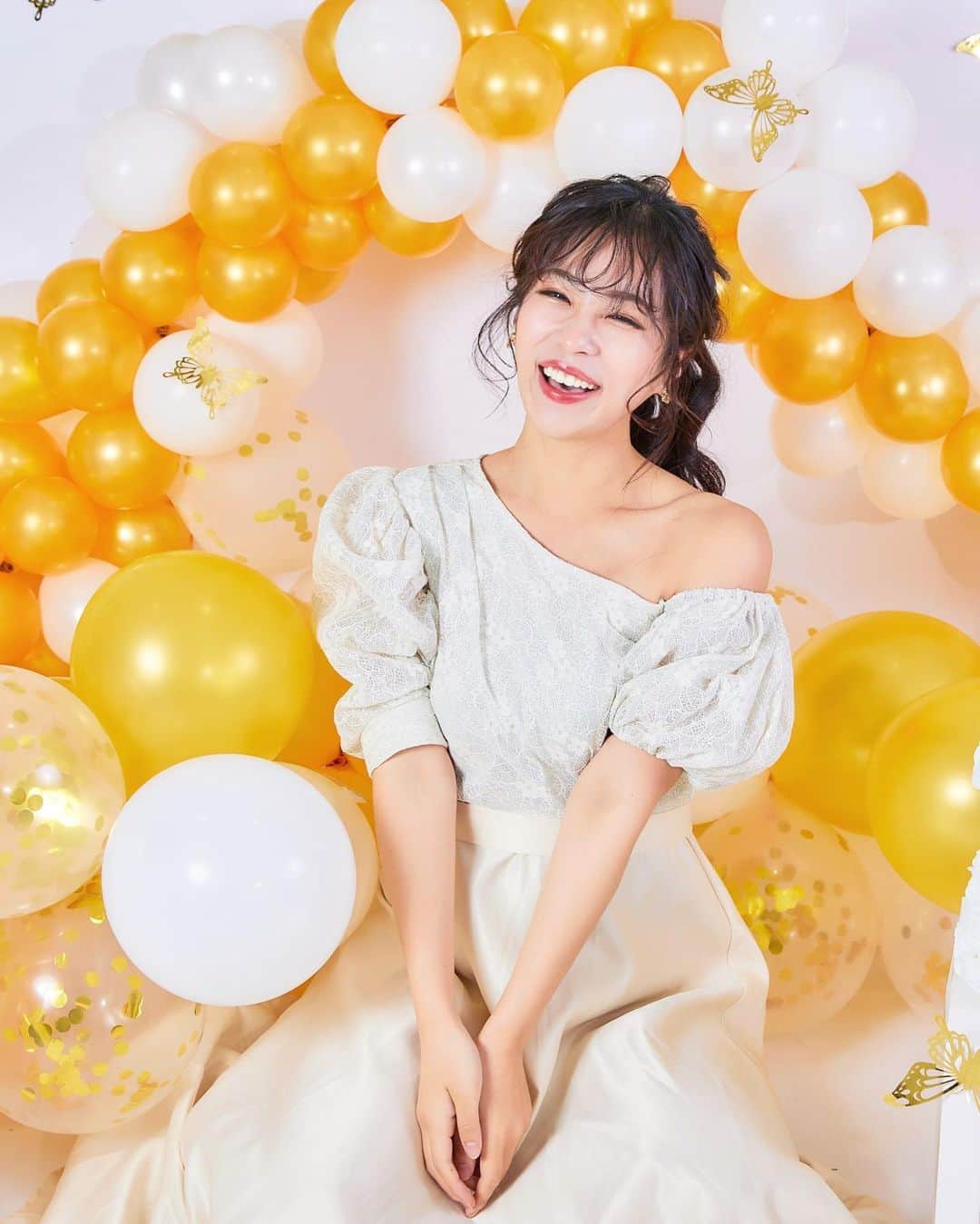 絹野志朋のインスタグラム：「【Last Birthday Post🥳💛】  長い誕生日投稿にお付き合い頂き、 ありがとうございました🥰  皆さんへの感謝の気持ちが溢れ過ぎる 超幸せな数日間を過ごさせて頂き、 これからの毎日も益々頑張ろうと思える たくさんのパワーを貰いました😊 ⁡ ⁡ 今回、みんなから大好評すぎた このバースデー写真を撮ってくれたのは ⁡ @model.replus さん @kamaruuu_official くん ⁡ そして敏腕の撮影カメラマンさん センスが良すぎるヘアメイクさん  ⁡完全オーダーメイドの バルーンを準備して下さった @_t.p.t.c_  さん🎈 ⁡ 本当にありがとうございました🧡 ⁡ 一生忘れられない、 特別過ぎる瞬間を残して貰いました✨ ⁡ 撮影データが素敵過ぎて 全部表紙にしたいくらいなんだけど… 今回の幸せ度が1番伝わる そんな写真を1枚目に選びました💛 ⁡ 是非スワイプして 最後まで見てくださいねっっ💐 ⁡ 動画撮影やサロン撮影、 バルーン撮影などに興味がある方は 私 / カマルくんにdmして下さい🎈  次からは通常の投稿に戻ります〜！！ 28歳もがんばりますっっ🤗 .」