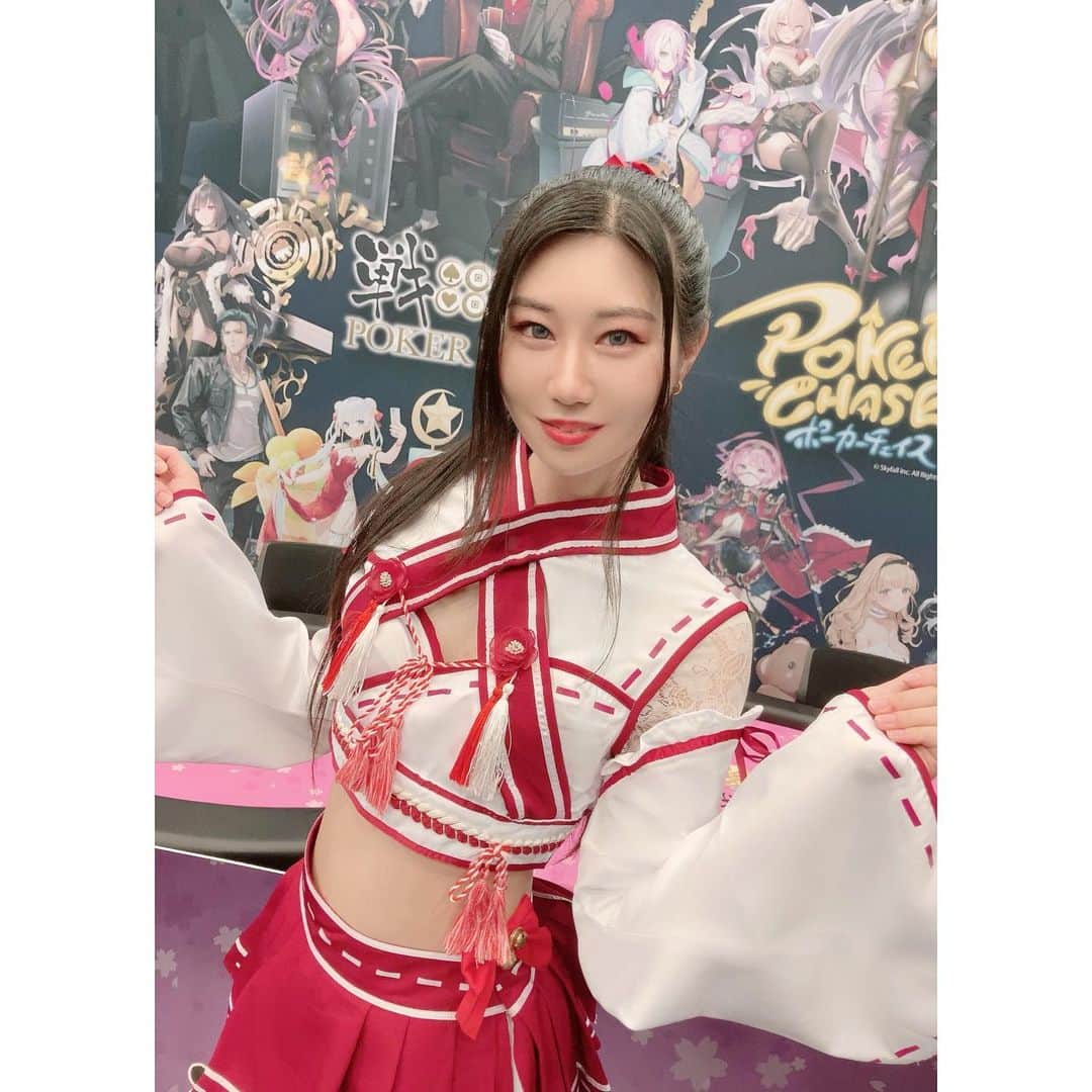のインスタグラム：「戦国ポーカーツアー ♠️⚔️♥️ . ポーカーコンパニオン、やっぱり美女が多くてモチベーション上がります👍🏻 . 戦国の巫女衣装めっちゃ可愛い🥺💕 まさかのmalymoonコスチュームでした笑 そりゃ可愛いですよね‼️ . 実はコンパニオンだけでなく、新宿のお店でディーラーも練習中です！笑笑😘 まだまだスムーズには撒けないですが、ポーカーやりたい人はぜひ✨ 会場でお店の人にも会えて嬉しかった😻🫰🏻 . . 写真撮ってくれた皆様、ありがとうございます🧚🏻‍♀️❤️ . . .  . #戦国ポーカー #戦国ポーカーツアー  #ポーカーチェイス  #ポーカー女子 #ポーカー好きな人と繋がりたい  #イベントコンパニオン  #ポーカーディーラー  #pokerdealer  #ポーカー #poker  #マリームーン #malymoon #コスプレ女子 #コスプレ衣装 #コンパニオン #コスプレ  #かわいい女の子 #綺麗なお姉さん #脚フェチさんへ #脚フェチ #美脚 #ポートレート #被写体モデル  #スタイル抜群 #スレンダー美人 #美脚モデル #美脚美人  #cosplaygirl #cosplayphotography #legsfordays」