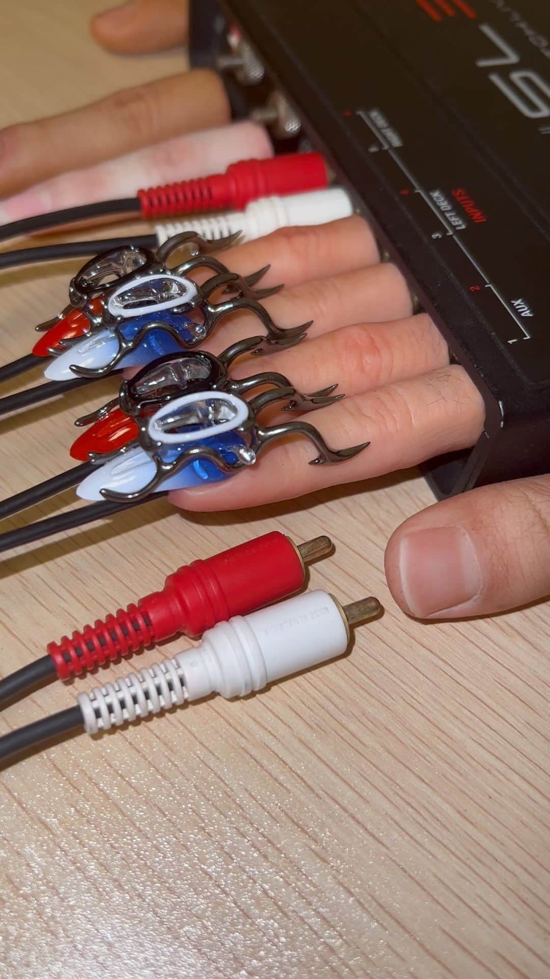 dooooのインスタグラム：「White(L) and Red(R) nails for Finger RCA connectors 🤝 @tomonyan55」