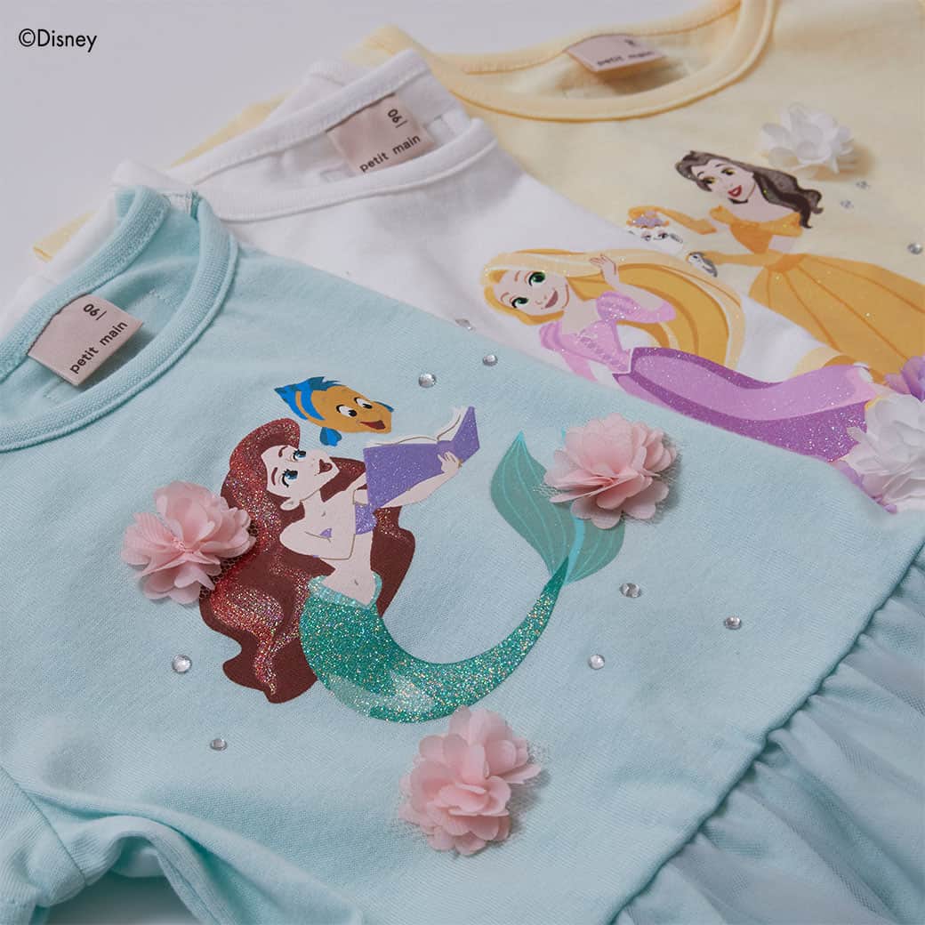 petit mainさんのインスタグラム写真 - (petit mainInstagram)「. 　 ☆Special ITEM☆ 　 みんなの憧れ、Disneyプリンセスのアイテムが発売♡　　　　 全国のプティマイン店舗で21日（金）から順次発売スタート！今週末には全アイテム揃いますよ。 ナルミヤ・オンラインは4月末発売予定です！ 　 人気プリンセスのラプンツェル・アリエル・ベル・シンデレラが、キッズのデイリーウェアに。キラキラプリントやビジュー、立体モチーフや、プリンセス気分になれるふわふわチュールをあしらったプティマインならではのデザインに仕上がりました！ 　 ラメ入りのグラフィックや、立体的なお花モチーフがとても可愛らしいTシャツは、姉妹やお友達と一緒に着たいアイテムですね！ チュール切り替えのデザインなので、レギンスや、ショートパンツなどと合わせたコーディネートがおすすめです。 　 　 　 　 【Disney】 グラフィックTシャツ  80-130cm 品番：9632211 価格：¥2,530（税込） 　 ⇩他プティマイン商品⇩ 　 【接触冷感】 裾フリルパンツ 80-130㎝ 品番：9632105 価格：¥1,870(税込) 　 バルーンショートパンツ 80-130㎝ 品番：9631120 価格：¥2,860(税込) 　 他参考商品 　 girl：身長88㎝ / 着用90㎝ girl：身長101㎝ / 着用100㎝ 　 　 　 　 〈ご注意〉 ※写真はサンプルで撮影しています。色・デザインが多少が異なる場合がございます。あらかじめご了承ください。 ※入荷、在庫状況は店舗によって異なる場合がございます。ご利用の店舗・ナルミヤオンラインオンラインまでご確認ください。 @narumiyaonline_official  　 #disney #ディズニー #disneyprincess #ディズニープリンセス #ディズニー好き #ディズニー好きさんと繋がりたい #petitmain #プティマイン #プティキッズ #プティの新作  #むすめふく #むすめコーデ #女の子ママ #女の子コーデ #女の子服 #女の子コーディネート #子どものいる暮らし #子どもと暮らす #子供服 #子供服通販 #可愛い子供服 #赤ちゃんのいる暮らし #子育てグラム #instafashion #instagood #ディズニーランド #ディズニーコーデ #プリンセスが好き」4月18日 20時58分 - petitmain_official
