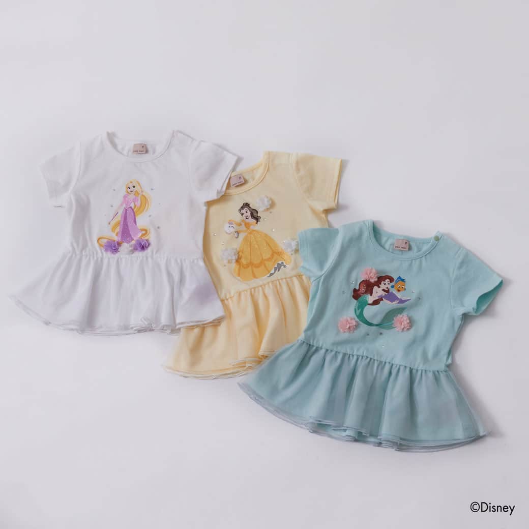 petit mainさんのインスタグラム写真 - (petit mainInstagram)「. 　 ☆Special ITEM☆ 　 みんなの憧れ、Disneyプリンセスのアイテムが発売♡　　　　 全国のプティマイン店舗で21日（金）から順次発売スタート！今週末には全アイテム揃いますよ。 ナルミヤ・オンラインは4月末発売予定です！ 　 人気プリンセスのラプンツェル・アリエル・ベル・シンデレラが、キッズのデイリーウェアに。キラキラプリントやビジュー、立体モチーフや、プリンセス気分になれるふわふわチュールをあしらったプティマインならではのデザインに仕上がりました！ 　 ラメ入りのグラフィックや、立体的なお花モチーフがとても可愛らしいTシャツは、姉妹やお友達と一緒に着たいアイテムですね！ チュール切り替えのデザインなので、レギンスや、ショートパンツなどと合わせたコーディネートがおすすめです。 　 　 　 　 【Disney】 グラフィックTシャツ  80-130cm 品番：9632211 価格：¥2,530（税込） 　 ⇩他プティマイン商品⇩ 　 【接触冷感】 裾フリルパンツ 80-130㎝ 品番：9632105 価格：¥1,870(税込) 　 バルーンショートパンツ 80-130㎝ 品番：9631120 価格：¥2,860(税込) 　 他参考商品 　 girl：身長88㎝ / 着用90㎝ girl：身長101㎝ / 着用100㎝ 　 　 　 　 〈ご注意〉 ※写真はサンプルで撮影しています。色・デザインが多少が異なる場合がございます。あらかじめご了承ください。 ※入荷、在庫状況は店舗によって異なる場合がございます。ご利用の店舗・ナルミヤオンラインオンラインまでご確認ください。 @narumiyaonline_official  　 #disney #ディズニー #disneyprincess #ディズニープリンセス #ディズニー好き #ディズニー好きさんと繋がりたい #petitmain #プティマイン #プティキッズ #プティの新作  #むすめふく #むすめコーデ #女の子ママ #女の子コーデ #女の子服 #女の子コーディネート #子どものいる暮らし #子どもと暮らす #子供服 #子供服通販 #可愛い子供服 #赤ちゃんのいる暮らし #子育てグラム #instafashion #instagood #ディズニーランド #ディズニーコーデ #プリンセスが好き」4月18日 20時58分 - petitmain_official