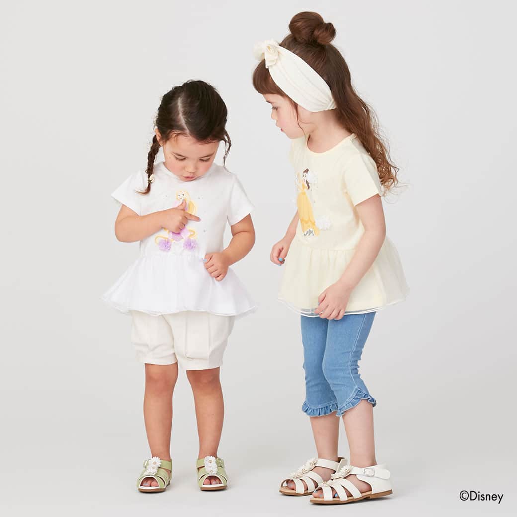 petit mainさんのインスタグラム写真 - (petit mainInstagram)「. 　 ☆Special ITEM☆ 　 みんなの憧れ、Disneyプリンセスのアイテムが発売♡　　　　 全国のプティマイン店舗で21日（金）から順次発売スタート！今週末には全アイテム揃いますよ。 ナルミヤ・オンラインは4月末発売予定です！ 　 人気プリンセスのラプンツェル・アリエル・ベル・シンデレラが、キッズのデイリーウェアに。キラキラプリントやビジュー、立体モチーフや、プリンセス気分になれるふわふわチュールをあしらったプティマインならではのデザインに仕上がりました！ 　 ラメ入りのグラフィックや、立体的なお花モチーフがとても可愛らしいTシャツは、姉妹やお友達と一緒に着たいアイテムですね！ チュール切り替えのデザインなので、レギンスや、ショートパンツなどと合わせたコーディネートがおすすめです。 　 　 　 　 【Disney】 グラフィックTシャツ  80-130cm 品番：9632211 価格：¥2,530（税込） 　 ⇩他プティマイン商品⇩ 　 【接触冷感】 裾フリルパンツ 80-130㎝ 品番：9632105 価格：¥1,870(税込) 　 バルーンショートパンツ 80-130㎝ 品番：9631120 価格：¥2,860(税込) 　 他参考商品 　 girl：身長88㎝ / 着用90㎝ girl：身長101㎝ / 着用100㎝ 　 　 　 　 〈ご注意〉 ※写真はサンプルで撮影しています。色・デザインが多少が異なる場合がございます。あらかじめご了承ください。 ※入荷、在庫状況は店舗によって異なる場合がございます。ご利用の店舗・ナルミヤオンラインオンラインまでご確認ください。 @narumiyaonline_official  　 #disney #ディズニー #disneyprincess #ディズニープリンセス #ディズニー好き #ディズニー好きさんと繋がりたい #petitmain #プティマイン #プティキッズ #プティの新作  #むすめふく #むすめコーデ #女の子ママ #女の子コーデ #女の子服 #女の子コーディネート #子どものいる暮らし #子どもと暮らす #子供服 #子供服通販 #可愛い子供服 #赤ちゃんのいる暮らし #子育てグラム #instafashion #instagood #ディズニーランド #ディズニーコーデ #プリンセスが好き」4月18日 20時58分 - petitmain_official