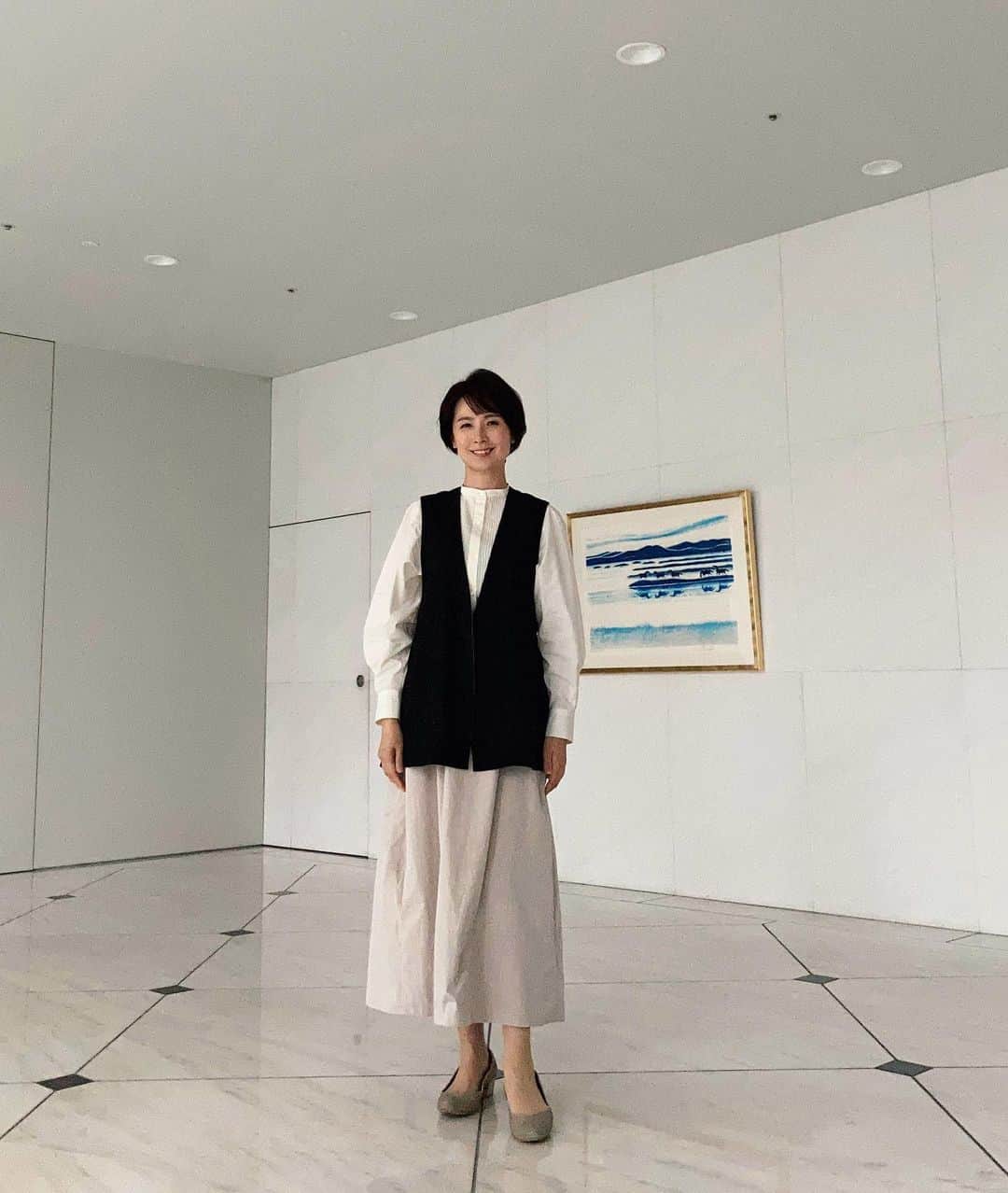 野村真季のインスタグラム：「ANNニュース 着用衣装  1〜3枚目 4/15 朝ニュース/昼ニュース ジレ着たのは初めてかも…！  4〜6枚目 4/12 午後ニュース  #テレビ朝日 #アナウンサー #アナウンサー衣装 #ootd #40代コーデ #40代ファッション #50代ファッション #大人コーデ #大人ファッション  #野村真季」