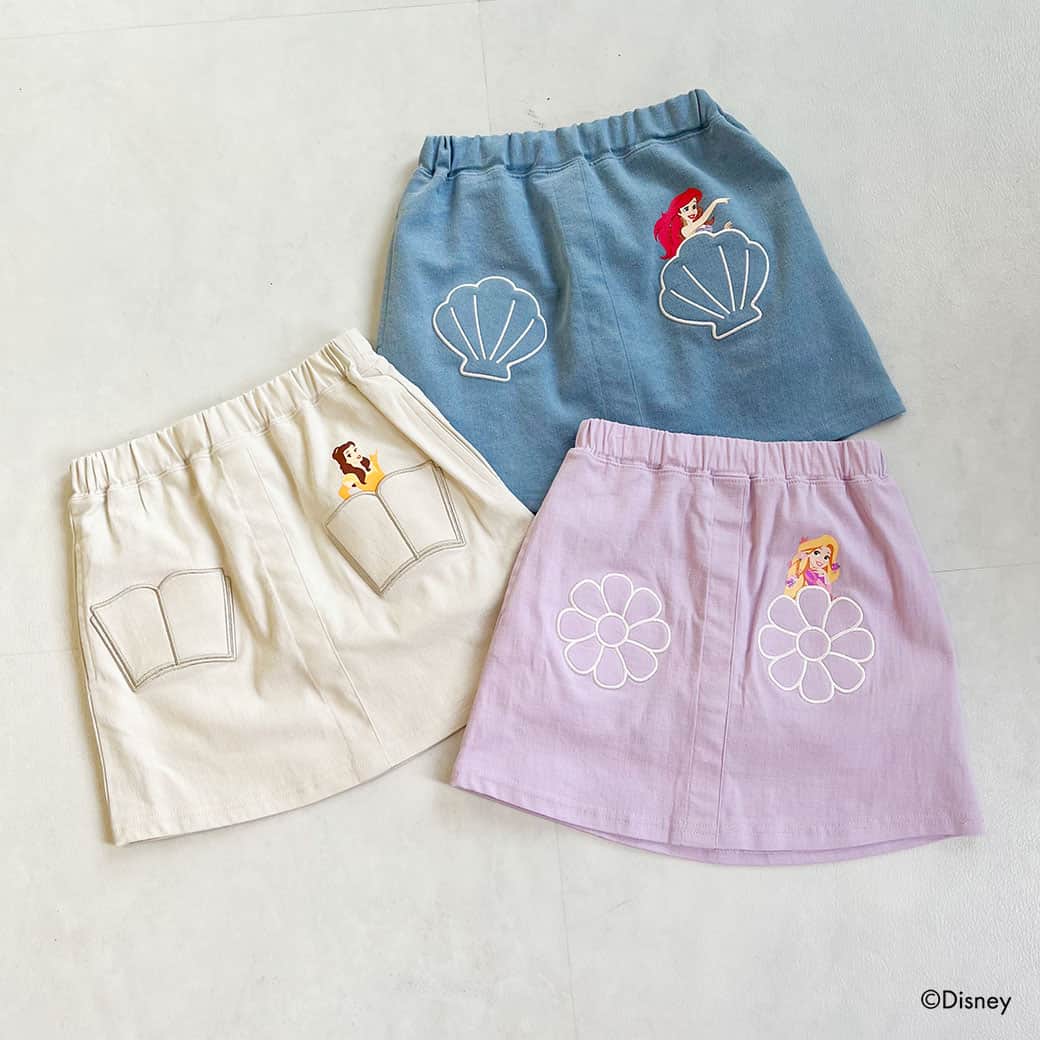 petit mainさんのインスタグラム写真 - (petit mainInstagram)「. 　 ☆Special ITEM☆ 　 みんなの憧れ、Disneyプリンセスのアイテムが発売♡　　　　 全国のプティマイン店舗で21日（金）から順次発売スタート！今週末には全アイテム揃いますよ。 ナルミヤ・オンラインは4月末発売予定です！ 　 人気プリンセスのラプンツェル・アリエル・ベル・シンデレラが、キッズのデイリーウェアに。キラキラプリントやビジュー、立体モチーフや、プリンセス気分になれるふわふわチュールをあしらったプティマインならではのデザインに仕上がりました！ 　 バルーンの袖の中にお花が入ったTシャツは、Aラインのシルエットが女の子らしさを演出してくれるアイテム！そして裾には、シルバーのラメ刺しゅうでプリンセスが施されたデザインに。 　 フロント部分にそれぞれのプリンセスにちなんだモチーフの刺しゅうが入ったスカパン。どのプリンセスにするか迷っちゃいますね〜。 　 　 　 　 【Disney】 お花バルーン半袖Tシャツ 80-130cm 品番：9632212  価格：¥2,860（税込）  　 【Disney】 アソートスカパン 80-130cm 品番：9632103 価格：¥2,860（税込） 　 ⇩他プティマイン商品⇩ 　 【リンクウェア】 カットフリルショートパンツ 80-130cm 品番：9632106 価格：¥2,530（税込) 　 折りたたみリボンハット 50・52・54㎝ 品番：9631418 価格：￥3,190 (税込) 　 他参考商品 　 girl：身長88㎝ / 着用90㎝ girl：身長101㎝ / 着用100㎝ 　 　 　 　 〈ご注意〉 ※写真はサンプルで撮影しています。色・デザインが多少が異なる場合がございます。あらかじめご了承ください。 ※入荷、在庫状況は店舗によって異なる場合がございます。ご利用の店舗・ナルミヤオンラインオンラインまでご確認ください。 @narumiyaonline_official  　 #disney #ディズニー #disneyprincess #ディズニープリンセス #ディズニー好き #ディズニー好きさんと繋がりたい #petitmain #プティマイン #プティキッズ #プティの新作  #むすめふく #むすめコーデ #女の子ママ #女の子コーデ #女の子服 #女の子コーディネート #子どものいる暮らし #子どもと暮らす #子供服 #子供服通販 #可愛い子供服 #赤ちゃんのいる暮らし #子育てグラム #instafashion #instagood #ディズニーランド #ディズニーコーデ #プリンセスが好き」4月18日 20時59分 - petitmain_official