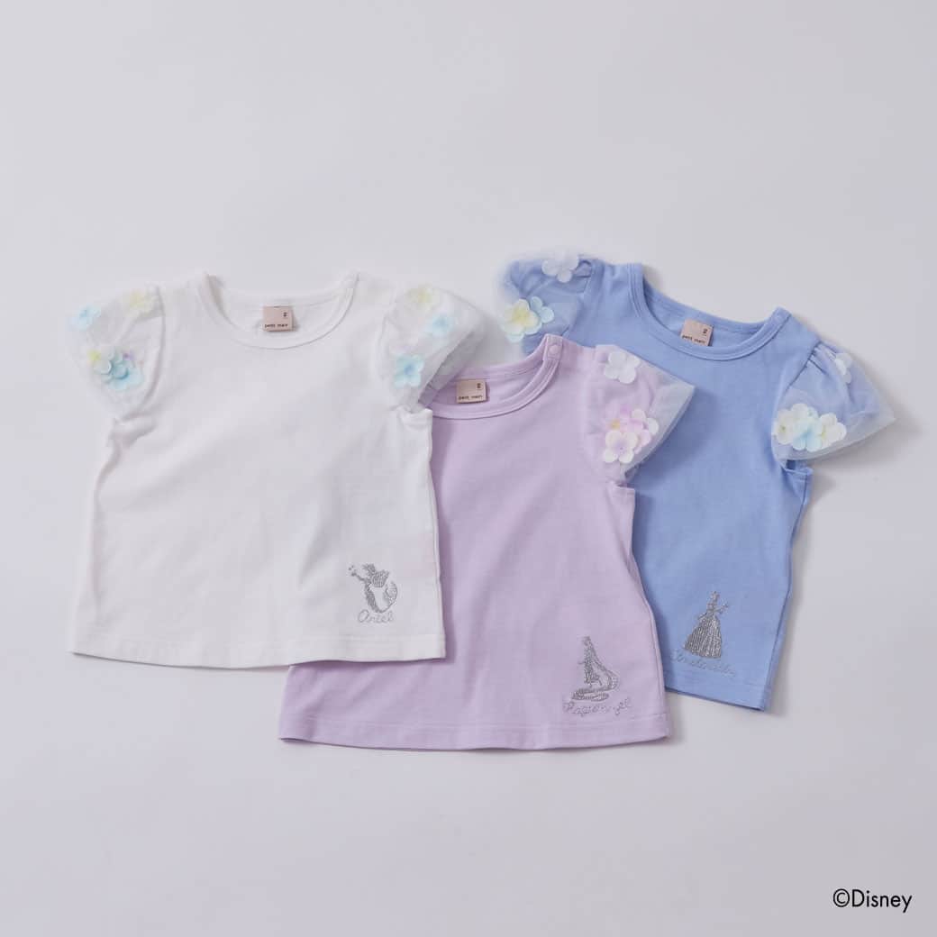 petit mainさんのインスタグラム写真 - (petit mainInstagram)「. 　 ☆Special ITEM☆ 　 みんなの憧れ、Disneyプリンセスのアイテムが発売♡　　　　 全国のプティマイン店舗で21日（金）から順次発売スタート！今週末には全アイテム揃いますよ。 ナルミヤ・オンラインは4月末発売予定です！ 　 人気プリンセスのラプンツェル・アリエル・ベル・シンデレラが、キッズのデイリーウェアに。キラキラプリントやビジュー、立体モチーフや、プリンセス気分になれるふわふわチュールをあしらったプティマインならではのデザインに仕上がりました！ 　 バルーンの袖の中にお花が入ったTシャツは、Aラインのシルエットが女の子らしさを演出してくれるアイテム！そして裾には、シルバーのラメ刺しゅうでプリンセスが施されたデザインに。 　 フロント部分にそれぞれのプリンセスにちなんだモチーフの刺しゅうが入ったスカパン。どのプリンセスにするか迷っちゃいますね〜。 　 　 　 　 【Disney】 お花バルーン半袖Tシャツ 80-130cm 品番：9632212  価格：¥2,860（税込）  　 【Disney】 アソートスカパン 80-130cm 品番：9632103 価格：¥2,860（税込） 　 ⇩他プティマイン商品⇩ 　 【リンクウェア】 カットフリルショートパンツ 80-130cm 品番：9632106 価格：¥2,530（税込) 　 折りたたみリボンハット 50・52・54㎝ 品番：9631418 価格：￥3,190 (税込) 　 他参考商品 　 girl：身長88㎝ / 着用90㎝ girl：身長101㎝ / 着用100㎝ 　 　 　 　 〈ご注意〉 ※写真はサンプルで撮影しています。色・デザインが多少が異なる場合がございます。あらかじめご了承ください。 ※入荷、在庫状況は店舗によって異なる場合がございます。ご利用の店舗・ナルミヤオンラインオンラインまでご確認ください。 @narumiyaonline_official  　 #disney #ディズニー #disneyprincess #ディズニープリンセス #ディズニー好き #ディズニー好きさんと繋がりたい #petitmain #プティマイン #プティキッズ #プティの新作  #むすめふく #むすめコーデ #女の子ママ #女の子コーデ #女の子服 #女の子コーディネート #子どものいる暮らし #子どもと暮らす #子供服 #子供服通販 #可愛い子供服 #赤ちゃんのいる暮らし #子育てグラム #instafashion #instagood #ディズニーランド #ディズニーコーデ #プリンセスが好き」4月18日 20時59分 - petitmain_official