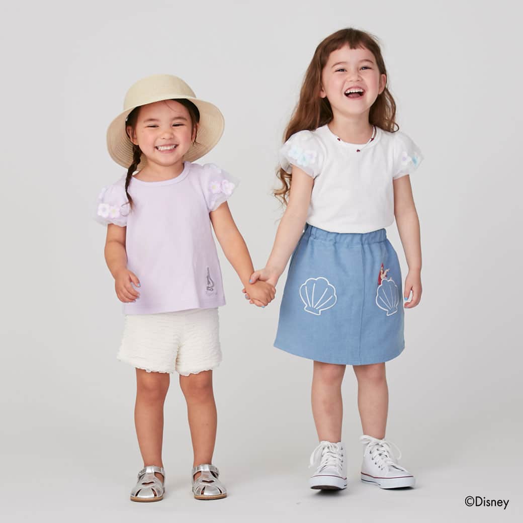 petit mainさんのインスタグラム写真 - (petit mainInstagram)「. 　 ☆Special ITEM☆ 　 みんなの憧れ、Disneyプリンセスのアイテムが発売♡　　　　 全国のプティマイン店舗で21日（金）から順次発売スタート！今週末には全アイテム揃いますよ。 ナルミヤ・オンラインは4月末発売予定です！ 　 人気プリンセスのラプンツェル・アリエル・ベル・シンデレラが、キッズのデイリーウェアに。キラキラプリントやビジュー、立体モチーフや、プリンセス気分になれるふわふわチュールをあしらったプティマインならではのデザインに仕上がりました！ 　 バルーンの袖の中にお花が入ったTシャツは、Aラインのシルエットが女の子らしさを演出してくれるアイテム！そして裾には、シルバーのラメ刺しゅうでプリンセスが施されたデザインに。 　 フロント部分にそれぞれのプリンセスにちなんだモチーフの刺しゅうが入ったスカパン。どのプリンセスにするか迷っちゃいますね〜。 　 　 　 　 【Disney】 お花バルーン半袖Tシャツ 80-130cm 品番：9632212  価格：¥2,860（税込）  　 【Disney】 アソートスカパン 80-130cm 品番：9632103 価格：¥2,860（税込） 　 ⇩他プティマイン商品⇩ 　 【リンクウェア】 カットフリルショートパンツ 80-130cm 品番：9632106 価格：¥2,530（税込) 　 折りたたみリボンハット 50・52・54㎝ 品番：9631418 価格：￥3,190 (税込) 　 他参考商品 　 girl：身長88㎝ / 着用90㎝ girl：身長101㎝ / 着用100㎝ 　 　 　 　 〈ご注意〉 ※写真はサンプルで撮影しています。色・デザインが多少が異なる場合がございます。あらかじめご了承ください。 ※入荷、在庫状況は店舗によって異なる場合がございます。ご利用の店舗・ナルミヤオンラインオンラインまでご確認ください。 @narumiyaonline_official  　 #disney #ディズニー #disneyprincess #ディズニープリンセス #ディズニー好き #ディズニー好きさんと繋がりたい #petitmain #プティマイン #プティキッズ #プティの新作  #むすめふく #むすめコーデ #女の子ママ #女の子コーデ #女の子服 #女の子コーディネート #子どものいる暮らし #子どもと暮らす #子供服 #子供服通販 #可愛い子供服 #赤ちゃんのいる暮らし #子育てグラム #instafashion #instagood #ディズニーランド #ディズニーコーデ #プリンセスが好き」4月18日 20時59分 - petitmain_official