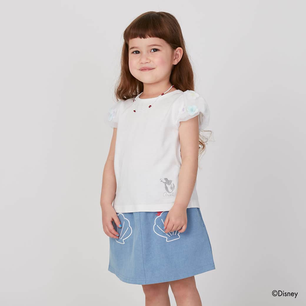 petit mainさんのインスタグラム写真 - (petit mainInstagram)「. 　 ☆Special ITEM☆ 　 みんなの憧れ、Disneyプリンセスのアイテムが発売♡　　　　 全国のプティマイン店舗で21日（金）から順次発売スタート！今週末には全アイテム揃いますよ。 ナルミヤ・オンラインは4月末発売予定です！ 　 人気プリンセスのラプンツェル・アリエル・ベル・シンデレラが、キッズのデイリーウェアに。キラキラプリントやビジュー、立体モチーフや、プリンセス気分になれるふわふわチュールをあしらったプティマインならではのデザインに仕上がりました！ 　 バルーンの袖の中にお花が入ったTシャツは、Aラインのシルエットが女の子らしさを演出してくれるアイテム！そして裾には、シルバーのラメ刺しゅうでプリンセスが施されたデザインに。 　 フロント部分にそれぞれのプリンセスにちなんだモチーフの刺しゅうが入ったスカパン。どのプリンセスにするか迷っちゃいますね〜。 　 　 　 　 【Disney】 お花バルーン半袖Tシャツ 80-130cm 品番：9632212  価格：¥2,860（税込）  　 【Disney】 アソートスカパン 80-130cm 品番：9632103 価格：¥2,860（税込） 　 ⇩他プティマイン商品⇩ 　 【リンクウェア】 カットフリルショートパンツ 80-130cm 品番：9632106 価格：¥2,530（税込) 　 折りたたみリボンハット 50・52・54㎝ 品番：9631418 価格：￥3,190 (税込) 　 他参考商品 　 girl：身長88㎝ / 着用90㎝ girl：身長101㎝ / 着用100㎝ 　 　 　 　 〈ご注意〉 ※写真はサンプルで撮影しています。色・デザインが多少が異なる場合がございます。あらかじめご了承ください。 ※入荷、在庫状況は店舗によって異なる場合がございます。ご利用の店舗・ナルミヤオンラインオンラインまでご確認ください。 @narumiyaonline_official  　 #disney #ディズニー #disneyprincess #ディズニープリンセス #ディズニー好き #ディズニー好きさんと繋がりたい #petitmain #プティマイン #プティキッズ #プティの新作  #むすめふく #むすめコーデ #女の子ママ #女の子コーデ #女の子服 #女の子コーディネート #子どものいる暮らし #子どもと暮らす #子供服 #子供服通販 #可愛い子供服 #赤ちゃんのいる暮らし #子育てグラム #instafashion #instagood #ディズニーランド #ディズニーコーデ #プリンセスが好き」4月18日 20時59分 - petitmain_official