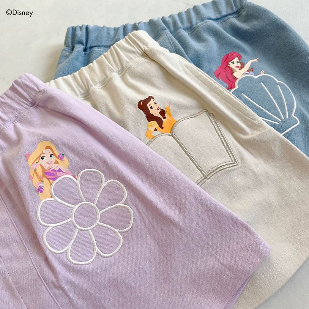 petit mainさんのインスタグラム写真 - (petit mainInstagram)「. 　 ☆Special ITEM☆ 　 みんなの憧れ、Disneyプリンセスのアイテムが発売♡　　　　 全国のプティマイン店舗で21日（金）から順次発売スタート！今週末には全アイテム揃いますよ。 ナルミヤ・オンラインは4月末発売予定です！ 　 人気プリンセスのラプンツェル・アリエル・ベル・シンデレラが、キッズのデイリーウェアに。キラキラプリントやビジュー、立体モチーフや、プリンセス気分になれるふわふわチュールをあしらったプティマインならではのデザインに仕上がりました！ 　 バルーンの袖の中にお花が入ったTシャツは、Aラインのシルエットが女の子らしさを演出してくれるアイテム！そして裾には、シルバーのラメ刺しゅうでプリンセスが施されたデザインに。 　 フロント部分にそれぞれのプリンセスにちなんだモチーフの刺しゅうが入ったスカパン。どのプリンセスにするか迷っちゃいますね〜。 　 　 　 　 【Disney】 お花バルーン半袖Tシャツ 80-130cm 品番：9632212  価格：¥2,860（税込）  　 【Disney】 アソートスカパン 80-130cm 品番：9632103 価格：¥2,860（税込） 　 ⇩他プティマイン商品⇩ 　 【リンクウェア】 カットフリルショートパンツ 80-130cm 品番：9632106 価格：¥2,530（税込) 　 折りたたみリボンハット 50・52・54㎝ 品番：9631418 価格：￥3,190 (税込) 　 他参考商品 　 girl：身長88㎝ / 着用90㎝ girl：身長101㎝ / 着用100㎝ 　 　 　 　 〈ご注意〉 ※写真はサンプルで撮影しています。色・デザインが多少が異なる場合がございます。あらかじめご了承ください。 ※入荷、在庫状況は店舗によって異なる場合がございます。ご利用の店舗・ナルミヤオンラインオンラインまでご確認ください。 @narumiyaonline_official  　 #disney #ディズニー #disneyprincess #ディズニープリンセス #ディズニー好き #ディズニー好きさんと繋がりたい #petitmain #プティマイン #プティキッズ #プティの新作  #むすめふく #むすめコーデ #女の子ママ #女の子コーデ #女の子服 #女の子コーディネート #子どものいる暮らし #子どもと暮らす #子供服 #子供服通販 #可愛い子供服 #赤ちゃんのいる暮らし #子育てグラム #instafashion #instagood #ディズニーランド #ディズニーコーデ #プリンセスが好き」4月18日 20時59分 - petitmain_official