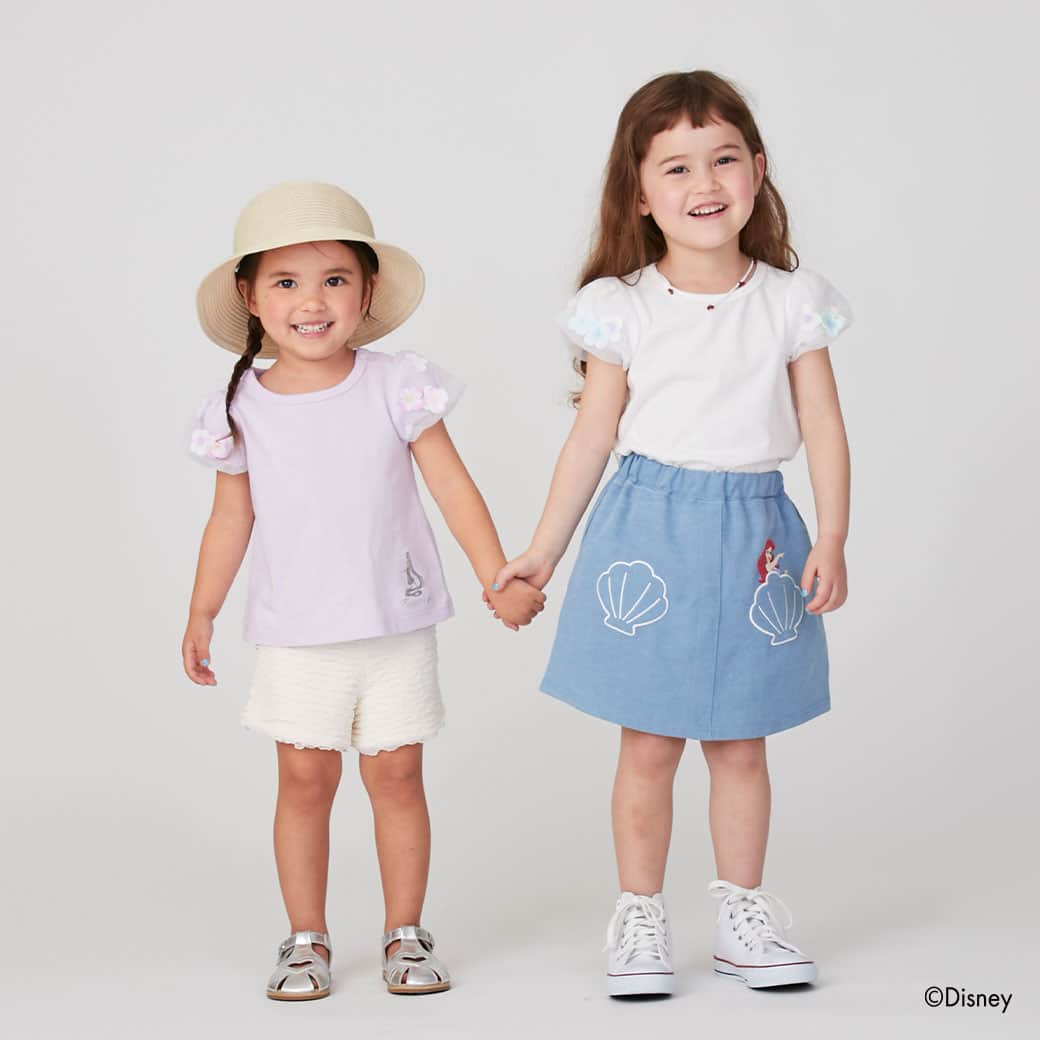 petit mainさんのインスタグラム写真 - (petit mainInstagram)「. 　 ☆Special ITEM☆ 　 みんなの憧れ、Disneyプリンセスのアイテムが発売♡　　　　 全国のプティマイン店舗で21日（金）から順次発売スタート！今週末には全アイテム揃いますよ。 ナルミヤ・オンラインは4月末発売予定です！ 　 人気プリンセスのラプンツェル・アリエル・ベル・シンデレラが、キッズのデイリーウェアに。キラキラプリントやビジュー、立体モチーフや、プリンセス気分になれるふわふわチュールをあしらったプティマインならではのデザインに仕上がりました！ 　 バルーンの袖の中にお花が入ったTシャツは、Aラインのシルエットが女の子らしさを演出してくれるアイテム！そして裾には、シルバーのラメ刺しゅうでプリンセスが施されたデザインに。 　 フロント部分にそれぞれのプリンセスにちなんだモチーフの刺しゅうが入ったスカパン。どのプリンセスにするか迷っちゃいますね〜。 　 　 　 　 【Disney】 お花バルーン半袖Tシャツ 80-130cm 品番：9632212  価格：¥2,860（税込）  　 【Disney】 アソートスカパン 80-130cm 品番：9632103 価格：¥2,860（税込） 　 ⇩他プティマイン商品⇩ 　 【リンクウェア】 カットフリルショートパンツ 80-130cm 品番：9632106 価格：¥2,530（税込) 　 折りたたみリボンハット 50・52・54㎝ 品番：9631418 価格：￥3,190 (税込) 　 他参考商品 　 girl：身長88㎝ / 着用90㎝ girl：身長101㎝ / 着用100㎝ 　 　 　 　 〈ご注意〉 ※写真はサンプルで撮影しています。色・デザインが多少が異なる場合がございます。あらかじめご了承ください。 ※入荷、在庫状況は店舗によって異なる場合がございます。ご利用の店舗・ナルミヤオンラインオンラインまでご確認ください。 @narumiyaonline_official  　 #disney #ディズニー #disneyprincess #ディズニープリンセス #ディズニー好き #ディズニー好きさんと繋がりたい #petitmain #プティマイン #プティキッズ #プティの新作  #むすめふく #むすめコーデ #女の子ママ #女の子コーデ #女の子服 #女の子コーディネート #子どものいる暮らし #子どもと暮らす #子供服 #子供服通販 #可愛い子供服 #赤ちゃんのいる暮らし #子育てグラム #instafashion #instagood #ディズニーランド #ディズニーコーデ #プリンセスが好き」4月18日 20時59分 - petitmain_official