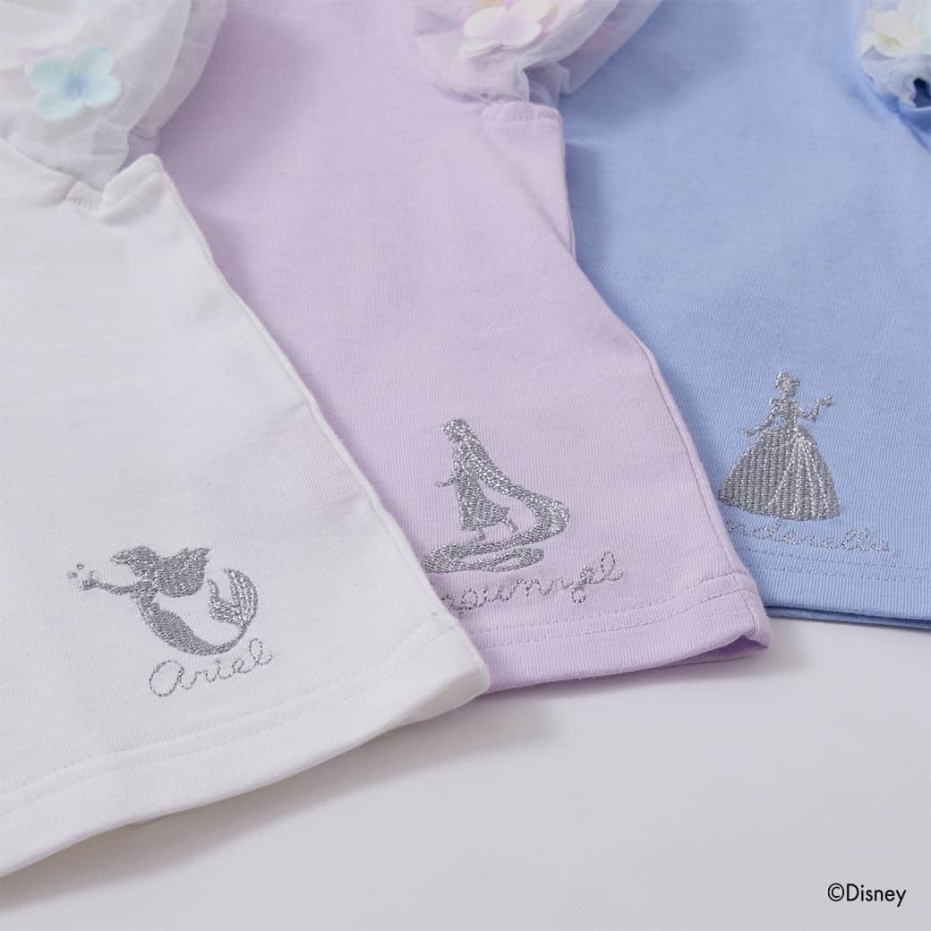 petit mainさんのインスタグラム写真 - (petit mainInstagram)「. 　 ☆Special ITEM☆ 　 みんなの憧れ、Disneyプリンセスのアイテムが発売♡　　　　 全国のプティマイン店舗で21日（金）から順次発売スタート！今週末には全アイテム揃いますよ。 ナルミヤ・オンラインは4月末発売予定です！ 　 人気プリンセスのラプンツェル・アリエル・ベル・シンデレラが、キッズのデイリーウェアに。キラキラプリントやビジュー、立体モチーフや、プリンセス気分になれるふわふわチュールをあしらったプティマインならではのデザインに仕上がりました！ 　 バルーンの袖の中にお花が入ったTシャツは、Aラインのシルエットが女の子らしさを演出してくれるアイテム！そして裾には、シルバーのラメ刺しゅうでプリンセスが施されたデザインに。 　 フロント部分にそれぞれのプリンセスにちなんだモチーフの刺しゅうが入ったスカパン。どのプリンセスにするか迷っちゃいますね〜。 　 　 　 　 【Disney】 お花バルーン半袖Tシャツ 80-130cm 品番：9632212  価格：¥2,860（税込）  　 【Disney】 アソートスカパン 80-130cm 品番：9632103 価格：¥2,860（税込） 　 ⇩他プティマイン商品⇩ 　 【リンクウェア】 カットフリルショートパンツ 80-130cm 品番：9632106 価格：¥2,530（税込) 　 折りたたみリボンハット 50・52・54㎝ 品番：9631418 価格：￥3,190 (税込) 　 他参考商品 　 girl：身長88㎝ / 着用90㎝ girl：身長101㎝ / 着用100㎝ 　 　 　 　 〈ご注意〉 ※写真はサンプルで撮影しています。色・デザインが多少が異なる場合がございます。あらかじめご了承ください。 ※入荷、在庫状況は店舗によって異なる場合がございます。ご利用の店舗・ナルミヤオンラインオンラインまでご確認ください。 @narumiyaonline_official  　 #disney #ディズニー #disneyprincess #ディズニープリンセス #ディズニー好き #ディズニー好きさんと繋がりたい #petitmain #プティマイン #プティキッズ #プティの新作  #むすめふく #むすめコーデ #女の子ママ #女の子コーデ #女の子服 #女の子コーディネート #子どものいる暮らし #子どもと暮らす #子供服 #子供服通販 #可愛い子供服 #赤ちゃんのいる暮らし #子育てグラム #instafashion #instagood #ディズニーランド #ディズニーコーデ #プリンセスが好き」4月18日 20時59分 - petitmain_official