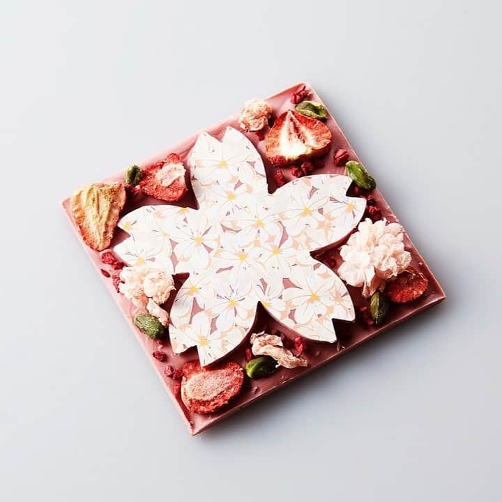 のインスタグラム：「春を味わう桜のスイーツ2種類をご紹介。⁣ ⁣ 春の訪れを感じる「桜ルビーチョコレート」は、桜の花びらをかたどったルビーチョコレートに、桜の塩漬けやドライフルーツとピスタチを散りばめています。⁣ ⁣ 「プレミアム抹茶パウンドケーキ」は桜風味のチョコレートでコーティングし、見た目も華やか。江戸時代から続く京都・宇治の老舗茶農家「茶園清水屋」の最高級抹茶を使用し、中には小豆と黒豆を忍ばせています。⁣ ⁣ 自分へのご褒美として、または大切な方へのギフトとして、甘くうららかな春を楽しんで。⁣ ⁣ Cherry blossoms essence is in our petit sweet gifts.⁣ ⁣ "Sakura Ruby Chocolate" incurring the taste of spring is topped with ruby chocolate shaped like a petal, sprinkled with salted cherry blossoms, dried fruits and pistachios.⁣ ⁣ “Premium Matcha Pound Cake” coated with cherry blossom-flavoured chocolate uses the highest quality matcha from Chaen Shimizu-ya, a long-established tea farmer in Uji, Kyoto that has been around since the Edo period.⁣ ⁣ Reward yourself and deliver spring to beloved ones with a sweet gift.⁣ ⁣ #shangrilacircle #myshangrila #shangrilahotels #shangrila #shangrilatokyo #tokyotravel #tokyotrip #tokyostation #シャングリラ #シャングリラ東京 #シャングリラサークル #東京駅 #丸の内 #大手町 #ホテルスイーツ」