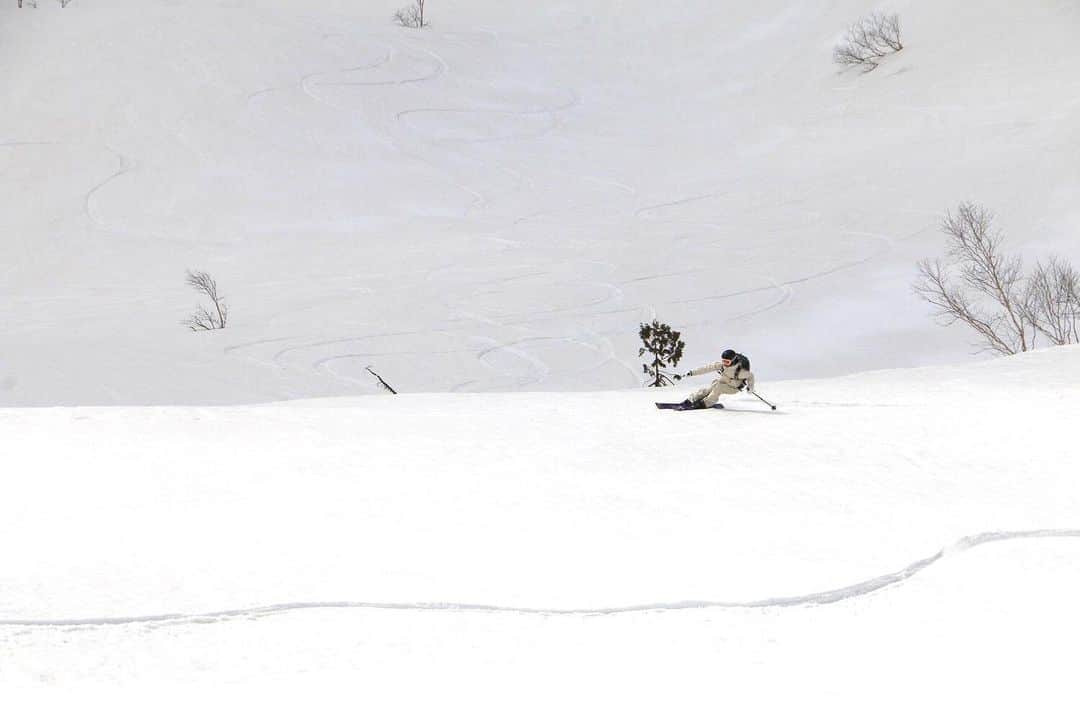 岩本憧子のインスタグラム：「. 春のお山も良き良き✌️🤍 . 📷: しょういちさん . #vectorglide  #swanygloves_jp  #contour #whitetime_asahikawa  #houdini  #houdinisportswear #poc #fullmarkshakuba #ski #skier  #スキー　#スキーヤー #hakuba #白馬」