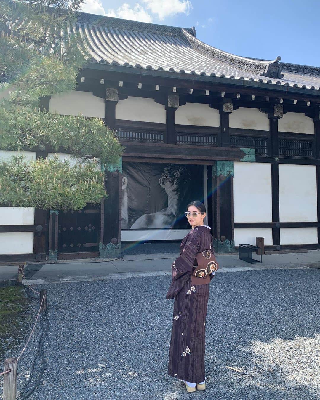 中田クルミのインスタグラム：「撮影にて京都滞在中です🏯！ お着物と帯は @seisyodo で買ったものを早速着てみました。 反省点はお太鼓が変な形になったことぐらい🤷‍♀️1日着てても苦しくなくなりました！自分で可愛い髪型セット出来るようになりたいな。 この日は @i_am_chimy と @kyotographie 巡って1日遊んだ日です🫶 #着物  週末は #ガチ恋粘着獣 第二話、ご覧いただいた皆様ありがとうございました❤️‍🩹 自分の滑舌の悪さに心底凹みまくりましたが、りこめろという愛おしい素敵な役を頂けて心から感謝するばかりです。役はいつも自分を成長させてくれます。素敵な感想をたくさんいただけて幸せいっぱいです。本当にありがとうございます。  そして月曜からは #おとなりに銀河 の第三週もスタートしております。先週はほっこり動物園に参加した穂波さんでした🦚今週も是非お楽しみください💫」