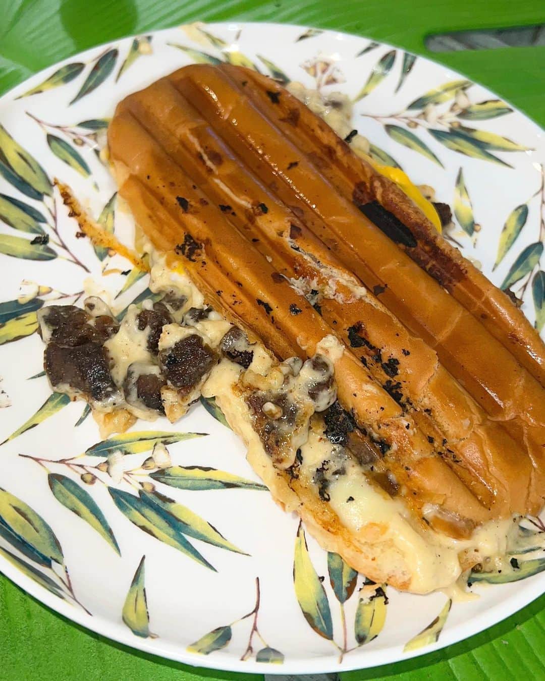 Kathryn Bernardoのインスタグラム：「POV: You were too hungry to take decent food shots! 🫢  Today's agenda was to make Philly cheesesteak + smashed potatoes. Yummerzzz! 🤘🏻」