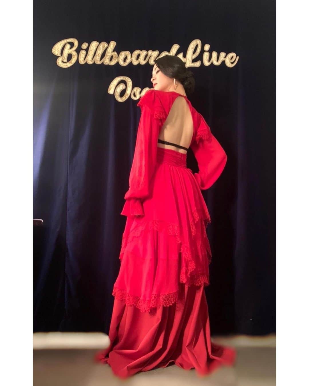 小柳ゆきのインスタグラム：「Billboard Liveでの素敵お衣装2ポーズ👗 そしていつも素晴らしいスタイリングとヘアメイクありがとう😊  黒ドレス: @andyoudressingroom  フレアスリーブ: @quantize_bridal  stylist: @stokyo.uma  hair&make: @anr1106」