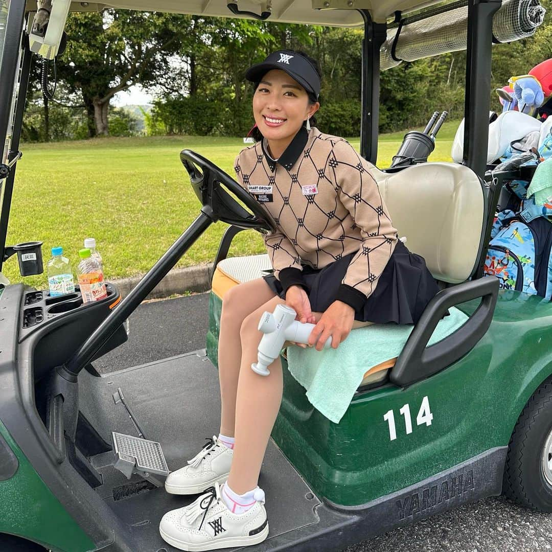 小澤美奈瀬のインスタグラム：「足が〜パンパンです🥺🍀 左足のふくらはぎが痛いのでゴルフフェアの時に@twins_corporation さまのブースで見つけてから重宝しているマッサージガンのHypericeをコースでも使いケアしながらラウンドしました🥺⛳️🌟 腕や背中、肩甲骨あたりにも当てるとゴルフ場にいながら温泉気分なくらいリラックスできて身体も軽くなりました🥰💕ケア大事ですね〜🥰ラウンド中の待ち時間にお客様にも当ててあげたいくらい良い気分になりますよ😍疲労感は小さいうちに消していくのが大事だと、ひしひしと感じました🥰🌸  #マッサージ #ハイパーアイス #ゴルフ」