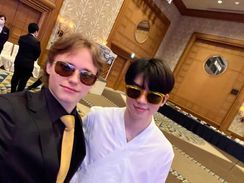 イリア・マリニンさんのインスタグラム写真 - (イリア・マリニンInstagram)「WTT closing banquet  @jun_july_august @matteorizzoo @happy_haein05 @sihyeong__lee @shunsato_official @jasonbskates @adam.siao @isabeau.levito @alexa_knierim @brandon_f1992 @amberglenniceskater @chockolate02 @evan_bates @kevin_aymoz @yelimkim0123 @daniel.grassl_official @k0515ki @k.a.n.a.m.u.r.a @d1sk_t   #WTTfigure #japan #tokyo #figureskating」4月18日 21時10分 - ilia_quadg0d_malinin