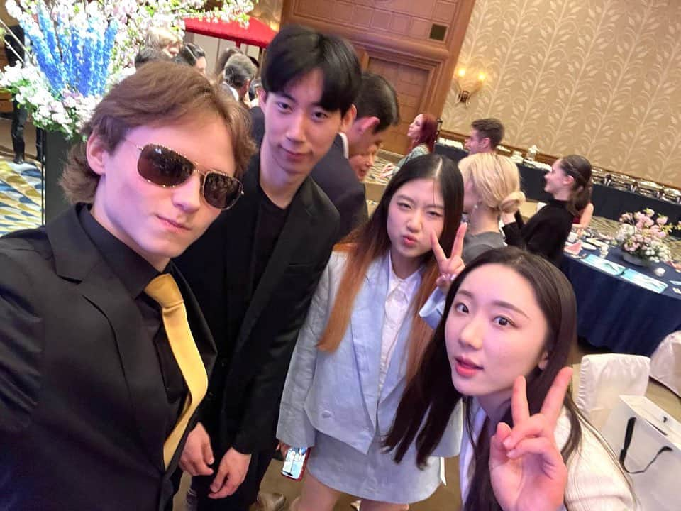 イリア・マリニンさんのインスタグラム写真 - (イリア・マリニンInstagram)「WTT closing banquet  @jun_july_august @matteorizzoo @happy_haein05 @sihyeong__lee @shunsato_official @jasonbskates @adam.siao @isabeau.levito @alexa_knierim @brandon_f1992 @amberglenniceskater @chockolate02 @evan_bates @kevin_aymoz @yelimkim0123 @daniel.grassl_official @k0515ki @k.a.n.a.m.u.r.a @d1sk_t   #WTTfigure #japan #tokyo #figureskating」4月18日 21時10分 - ilia_quadg0d_malinin