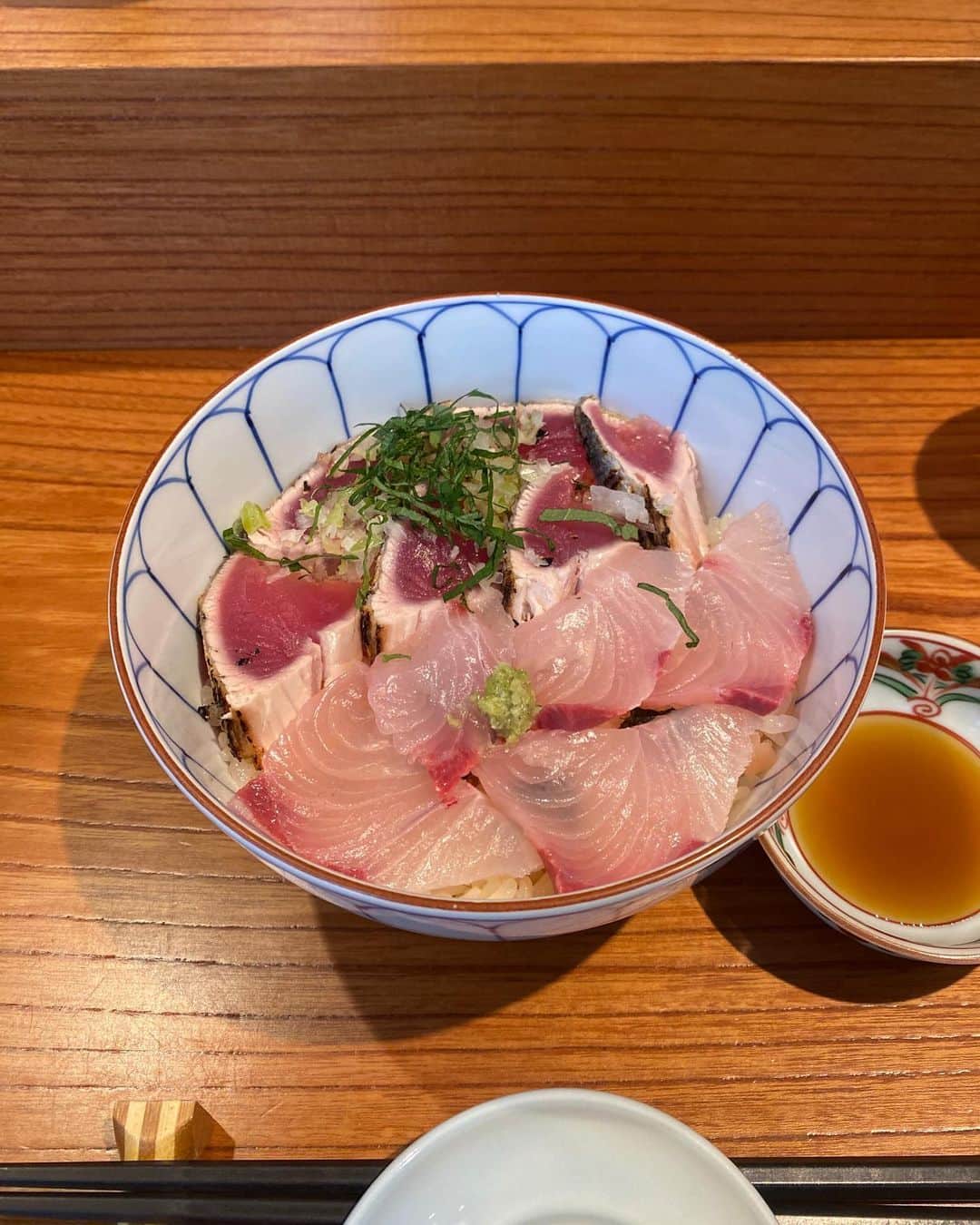 浅見姫香さんのインスタグラム写真 - (浅見姫香Instagram)「"Kyo Sushi" was founded in the first year of the Meiji era in Kyobashi, Tokyo. This is a half bowl of bonito and amberjack. White rice and fresh sashimi are the source of my energy.  明治元年創業の東京、京橋にある「京すし」さん。 こちらは、カツオとカンパチのハーフ丼。 お酢の効いた白米と、新鮮なお刺身が元気の源です。 サクッと食べて帰るのが江戸っ子にはたまらない。 ごちそうさまでした。」4月18日 21時11分 - himeka_asami_official