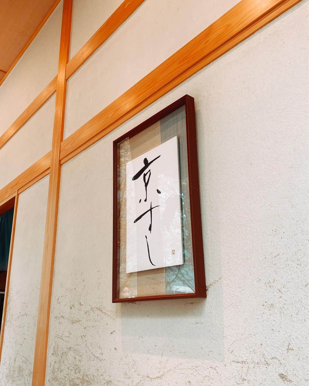 浅見姫香さんのインスタグラム写真 - (浅見姫香Instagram)「"Kyo Sushi" was founded in the first year of the Meiji era in Kyobashi, Tokyo. This is a half bowl of bonito and amberjack. White rice and fresh sashimi are the source of my energy.  明治元年創業の東京、京橋にある「京すし」さん。 こちらは、カツオとカンパチのハーフ丼。 お酢の効いた白米と、新鮮なお刺身が元気の源です。 サクッと食べて帰るのが江戸っ子にはたまらない。 ごちそうさまでした。」4月18日 21時11分 - himeka_asami_official